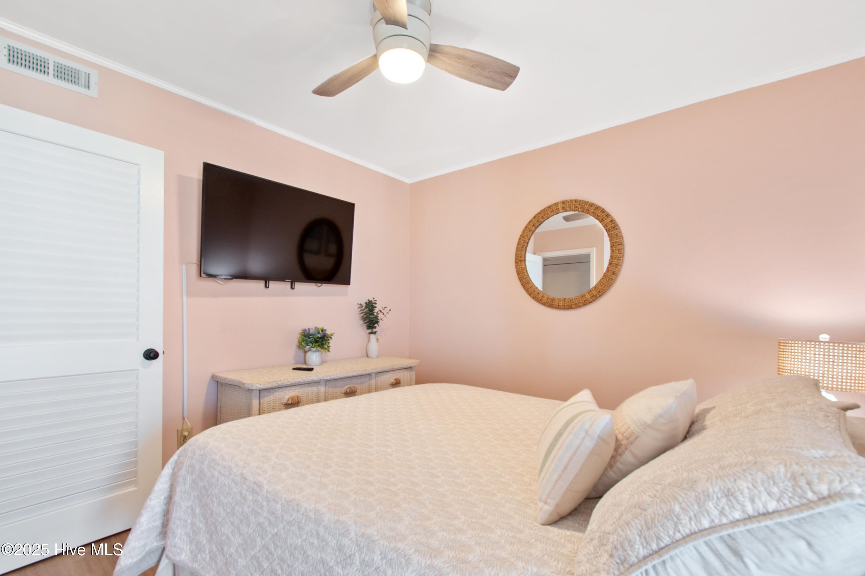 100519022 | Photo 18