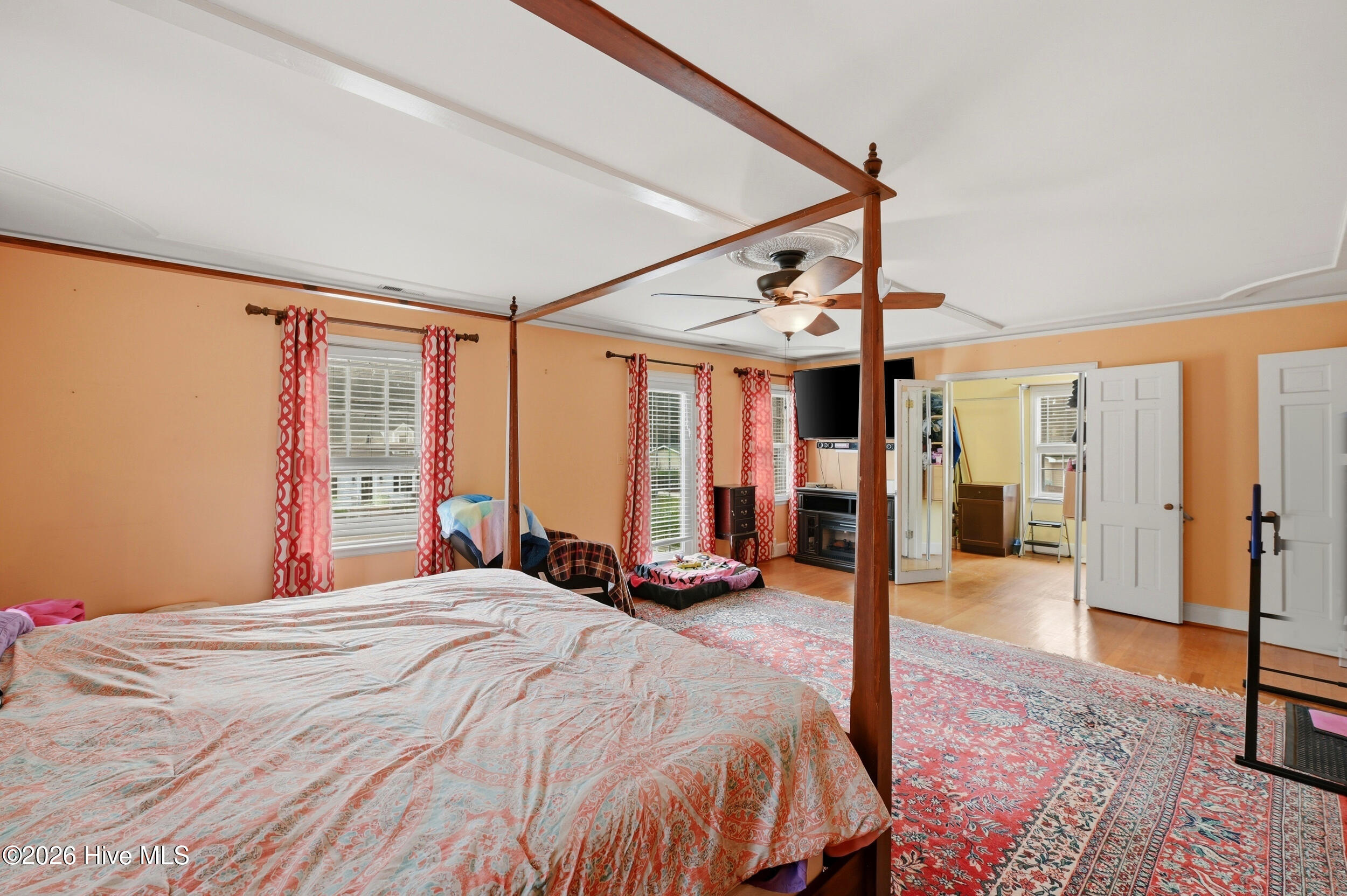 100560095 | Photo 24