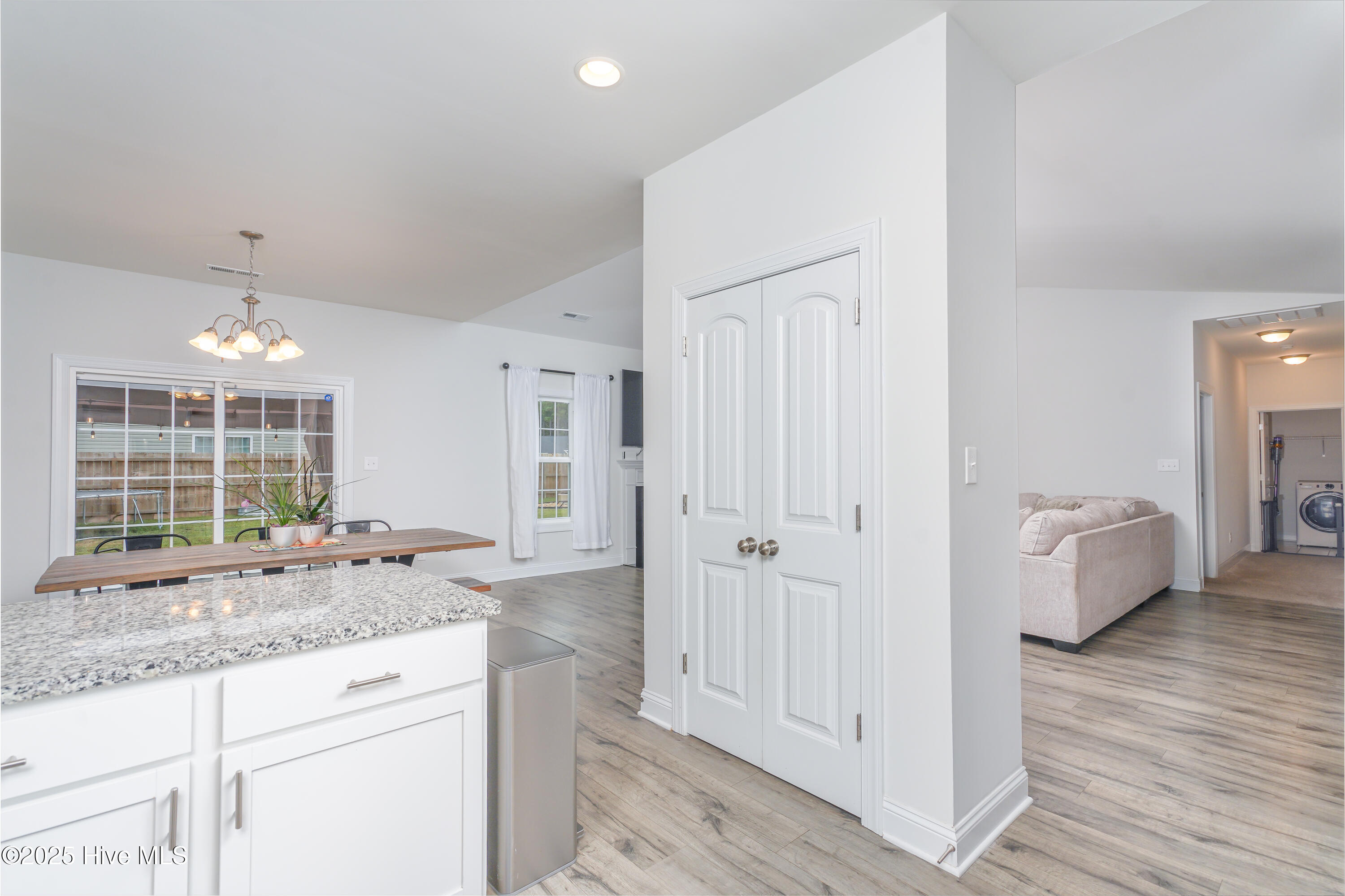 100536603 | Photo 13