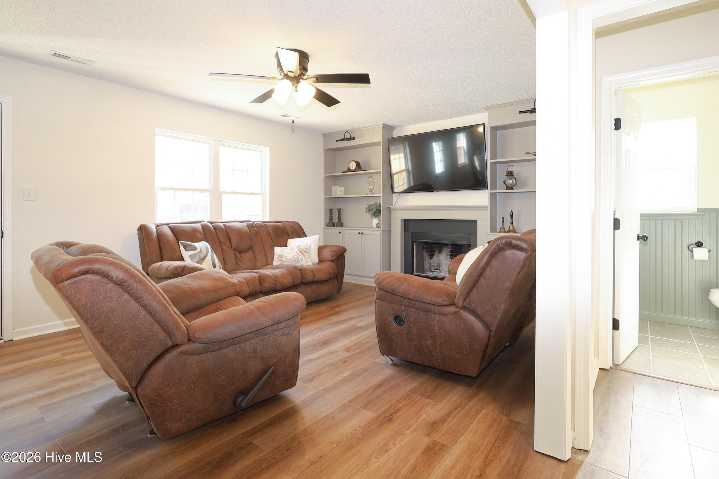 100549070 | Photo 11