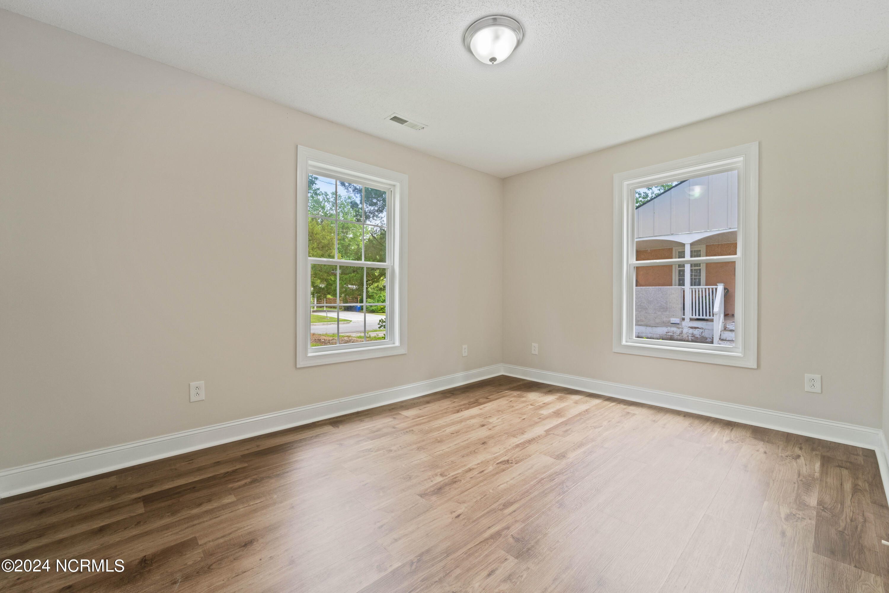 100562188 | Photo 14