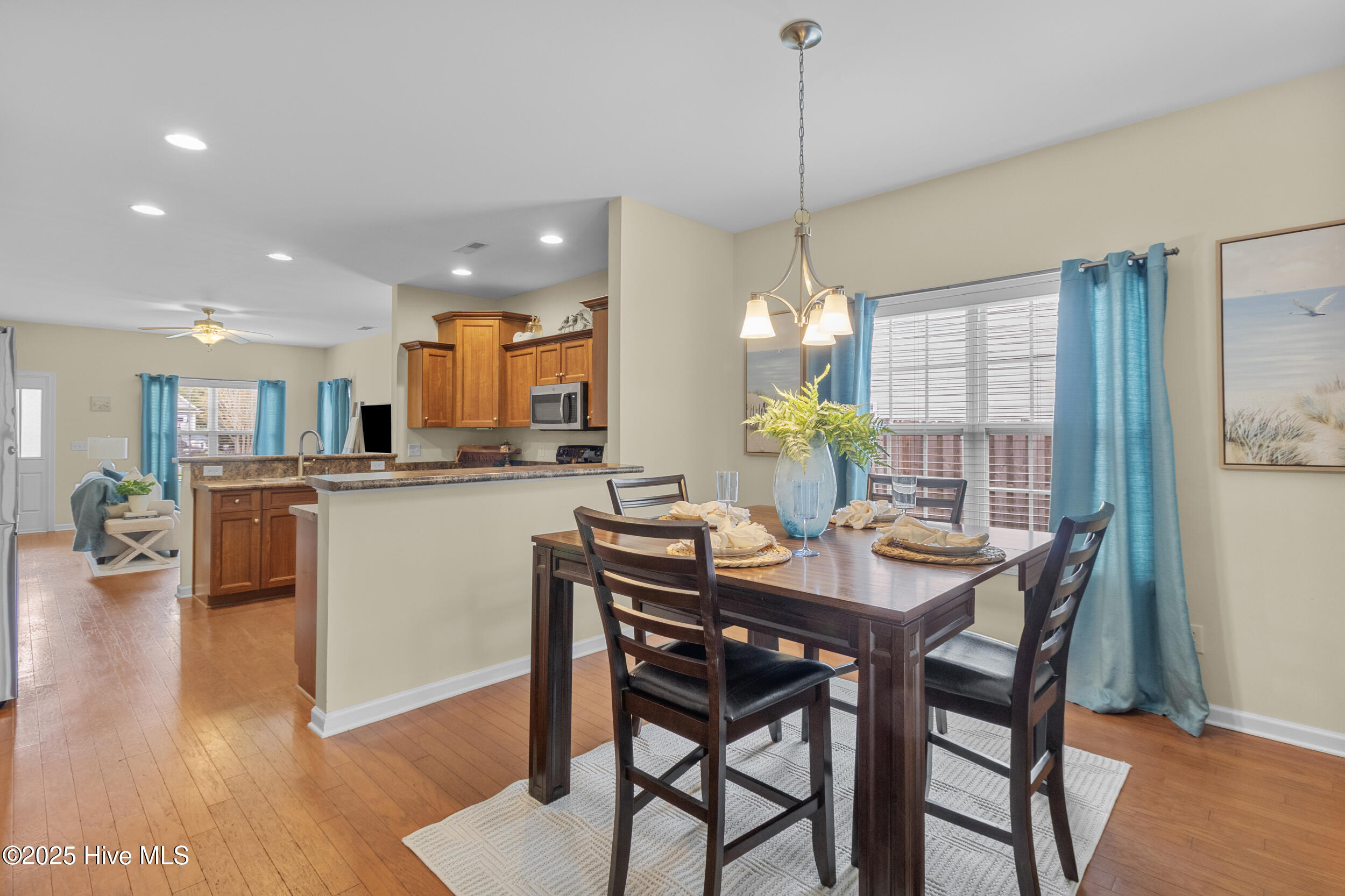 100536590 | Photo 18