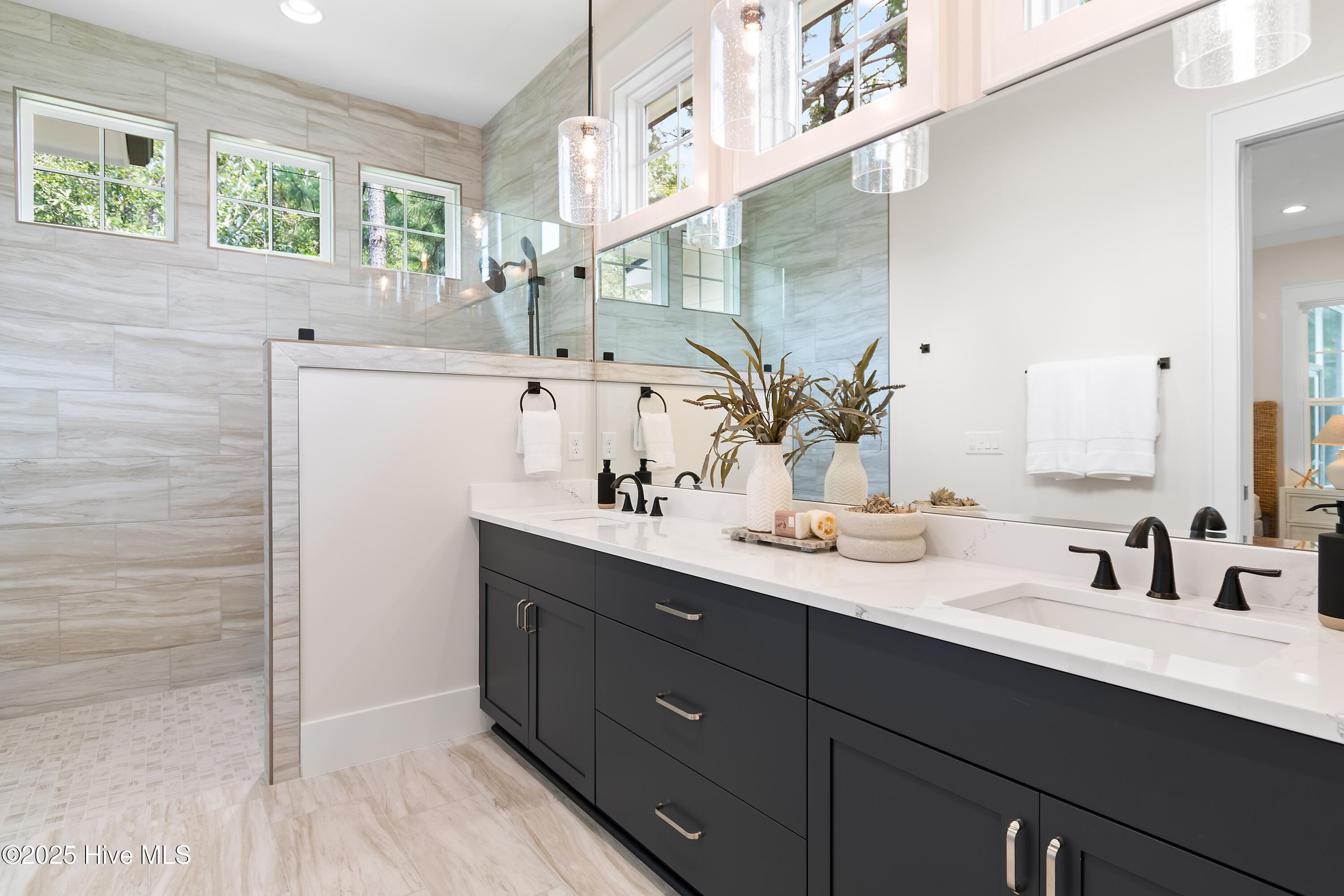 100492285 | Photo 33