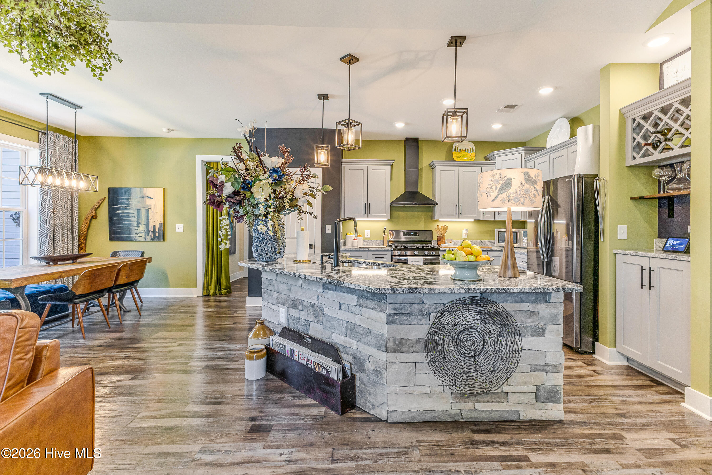 100563377 | Photo 14