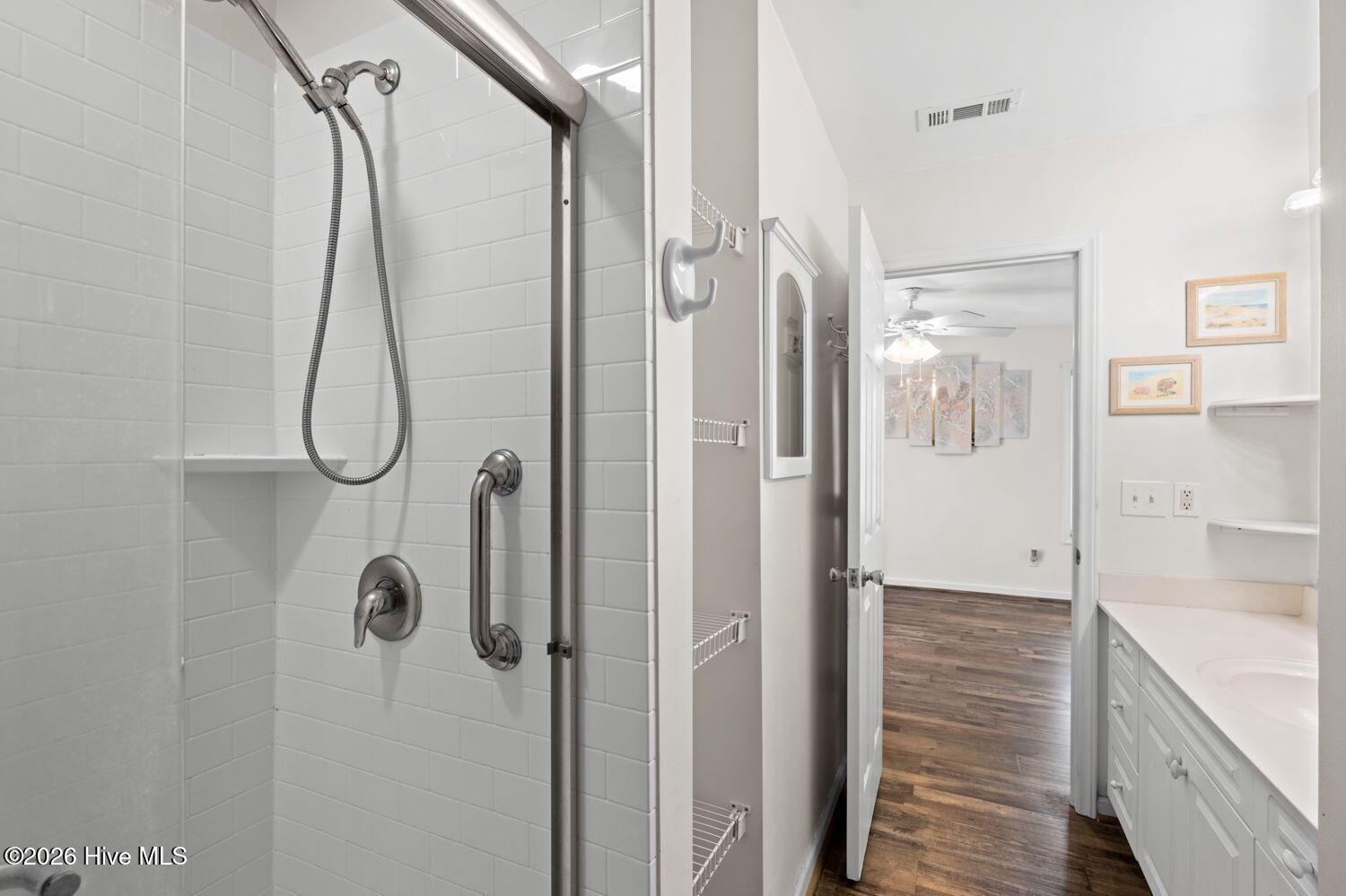 100565093 | Photo 17