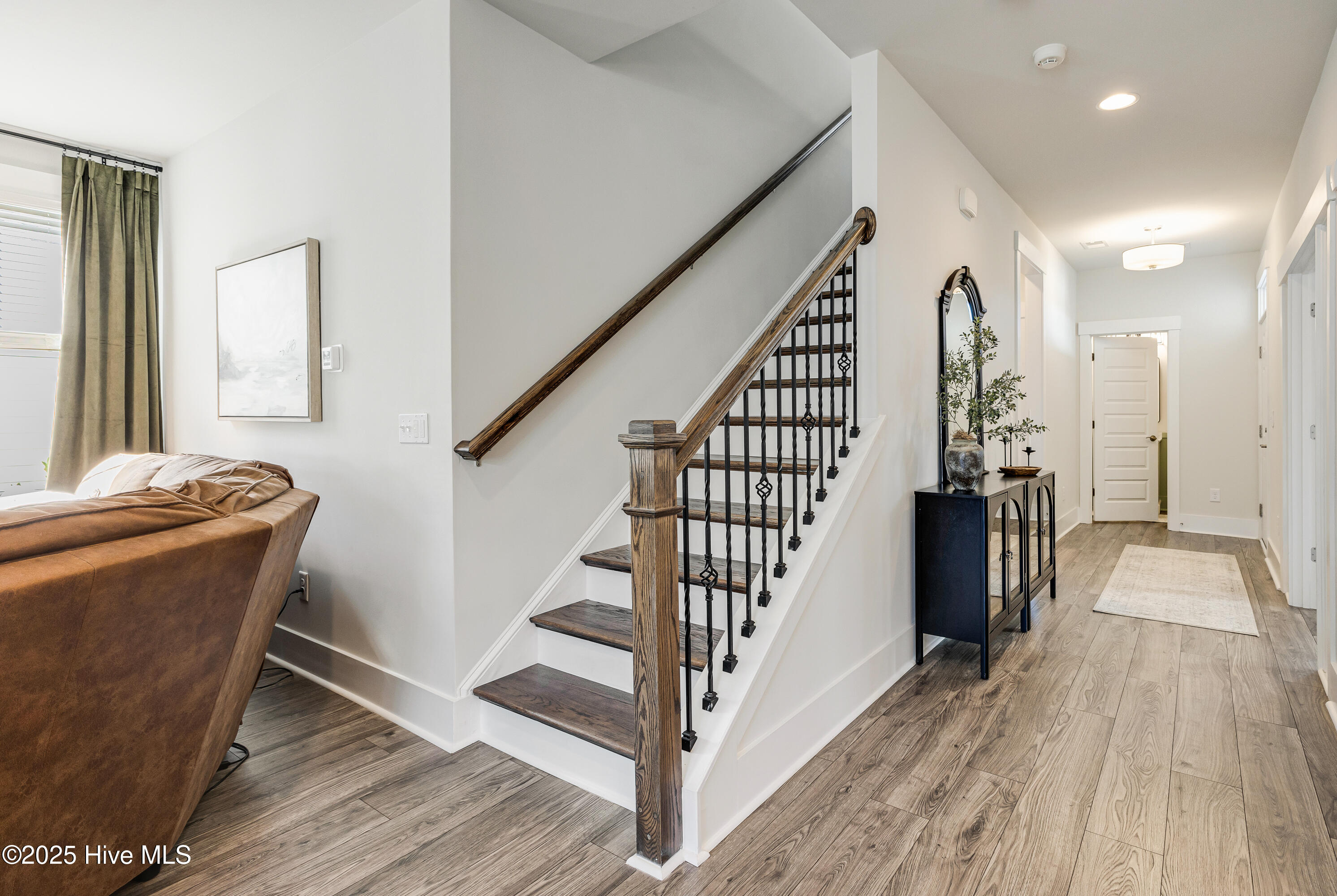 100489867 | Photo 24