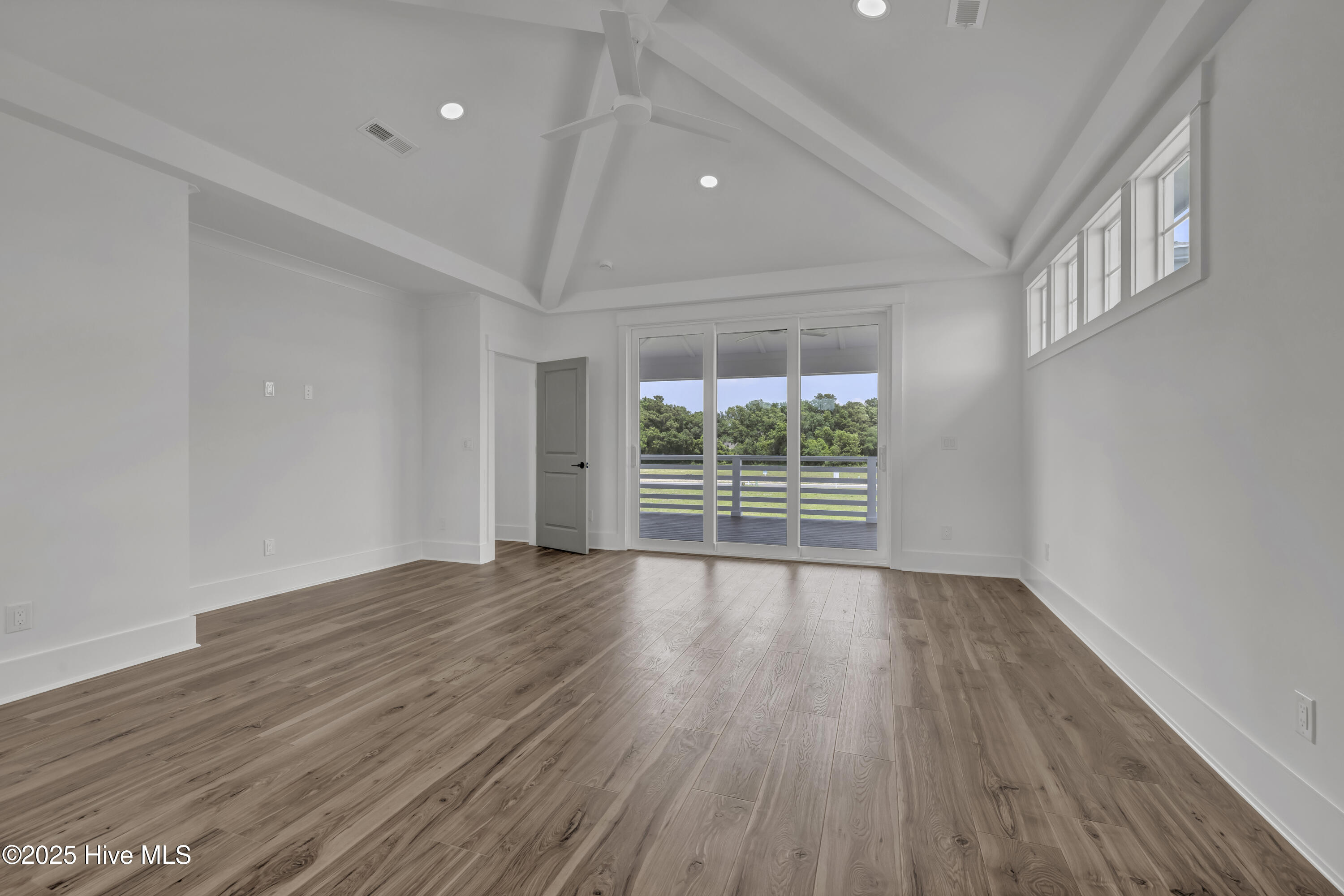 100568013 | Photo 54