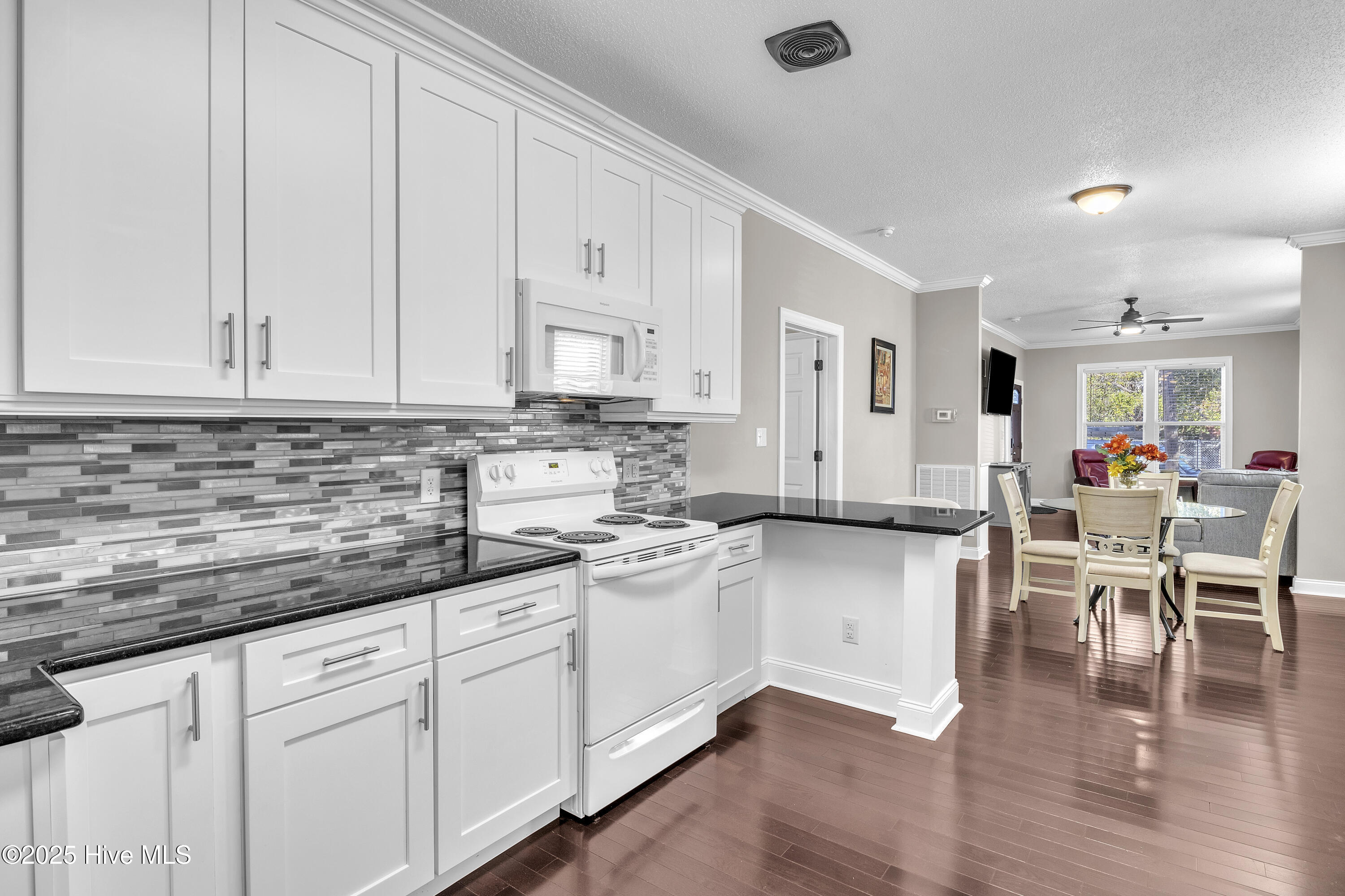 100548856 | Photo 29