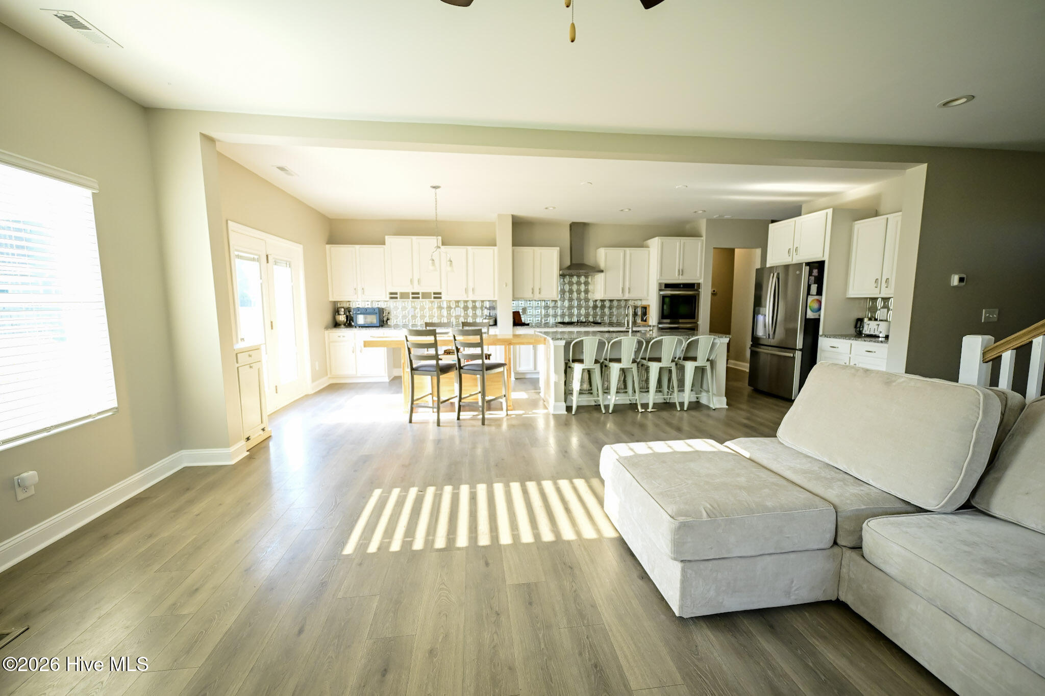 100570213 | Photo 13