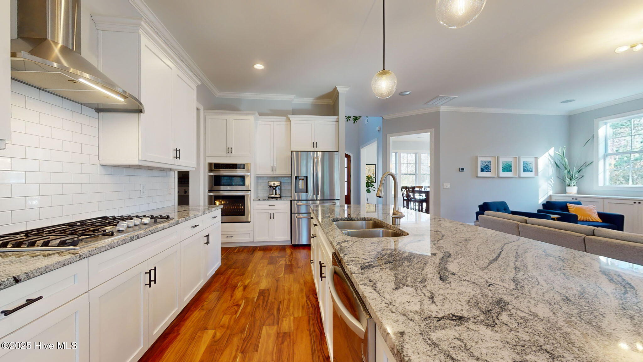 100518593 | Photo 18