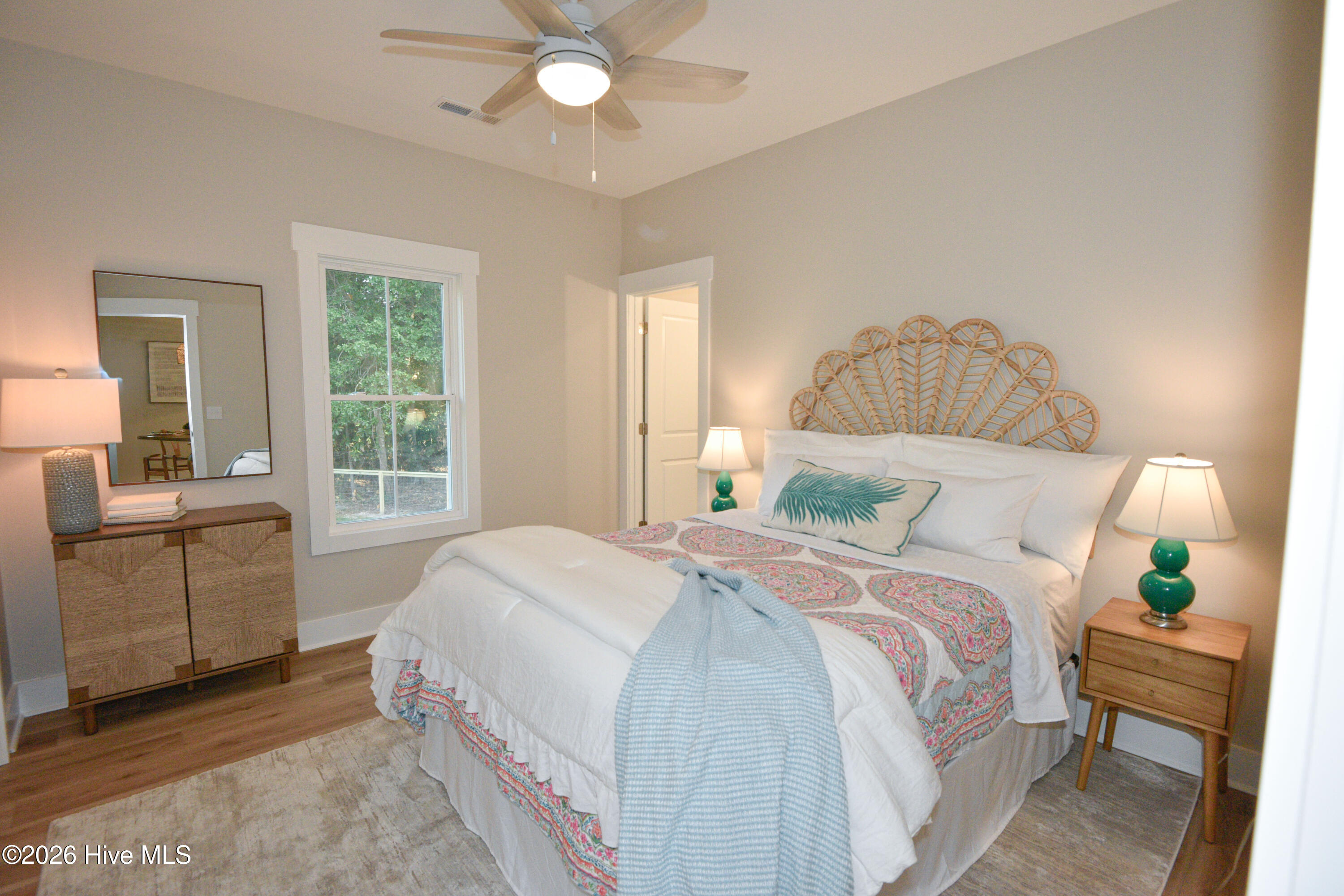 100569320 | Photo 51