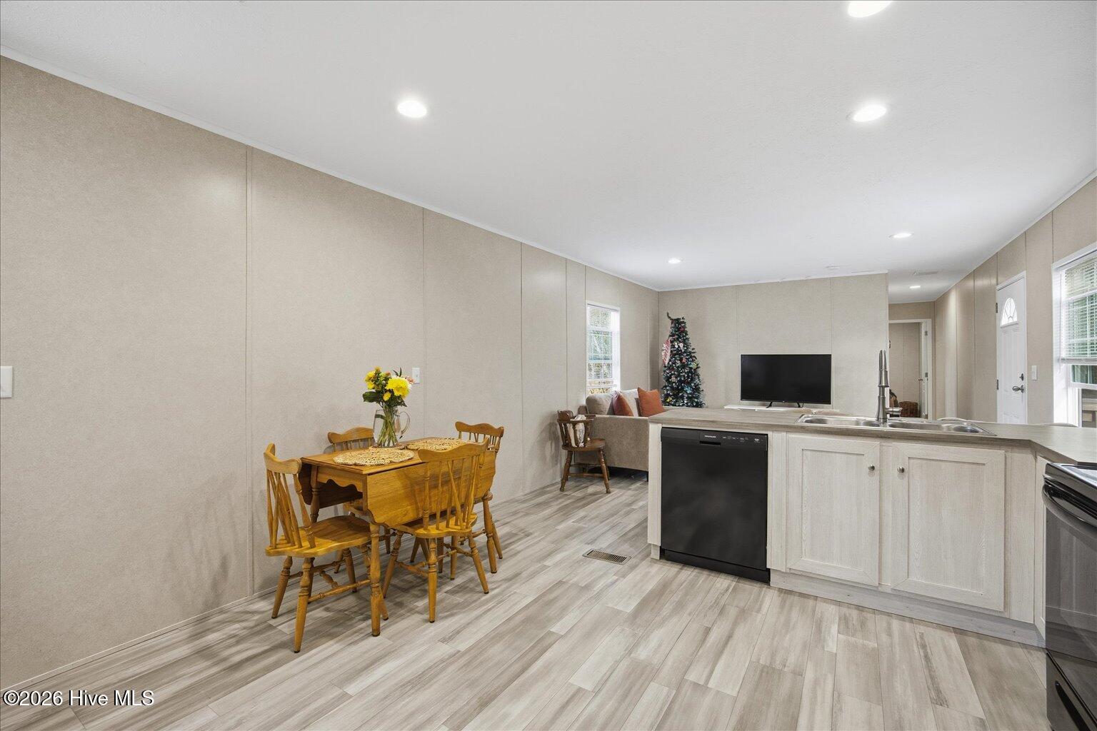 100549337 | Photo 13