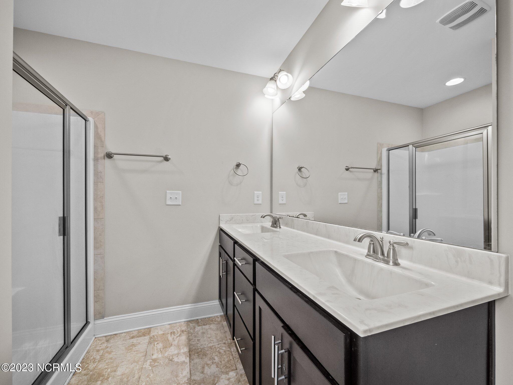 100553383 | Photo 33