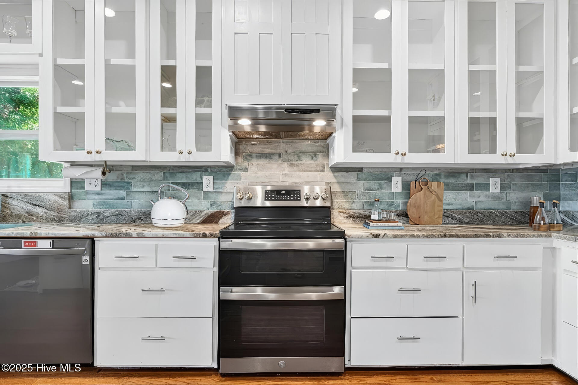 100523832 | Photo 23