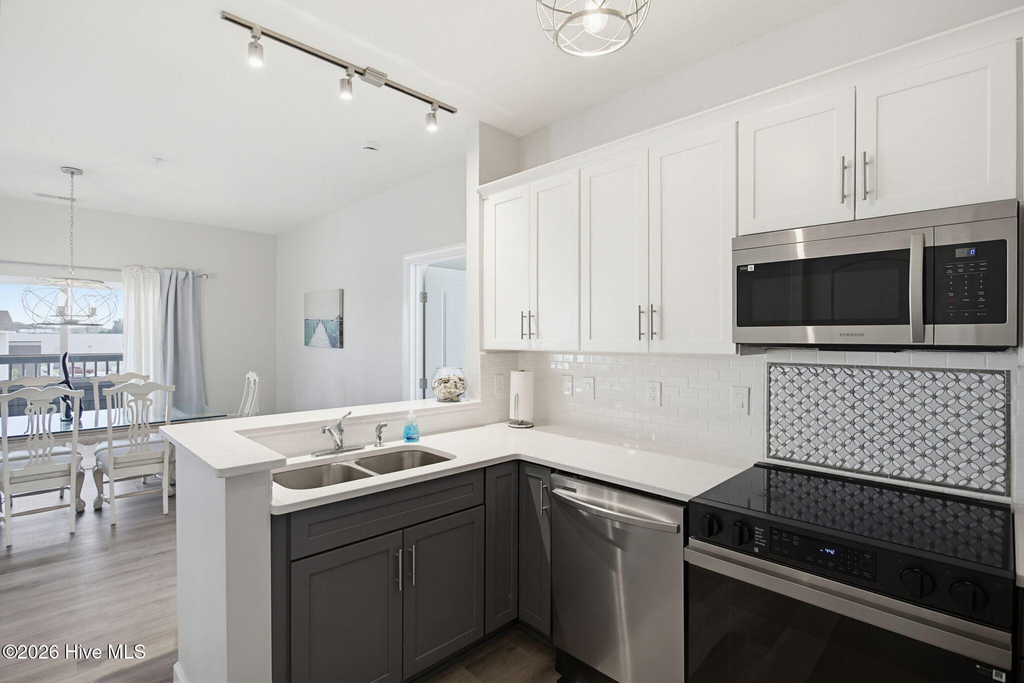 100570113 | Photo 13