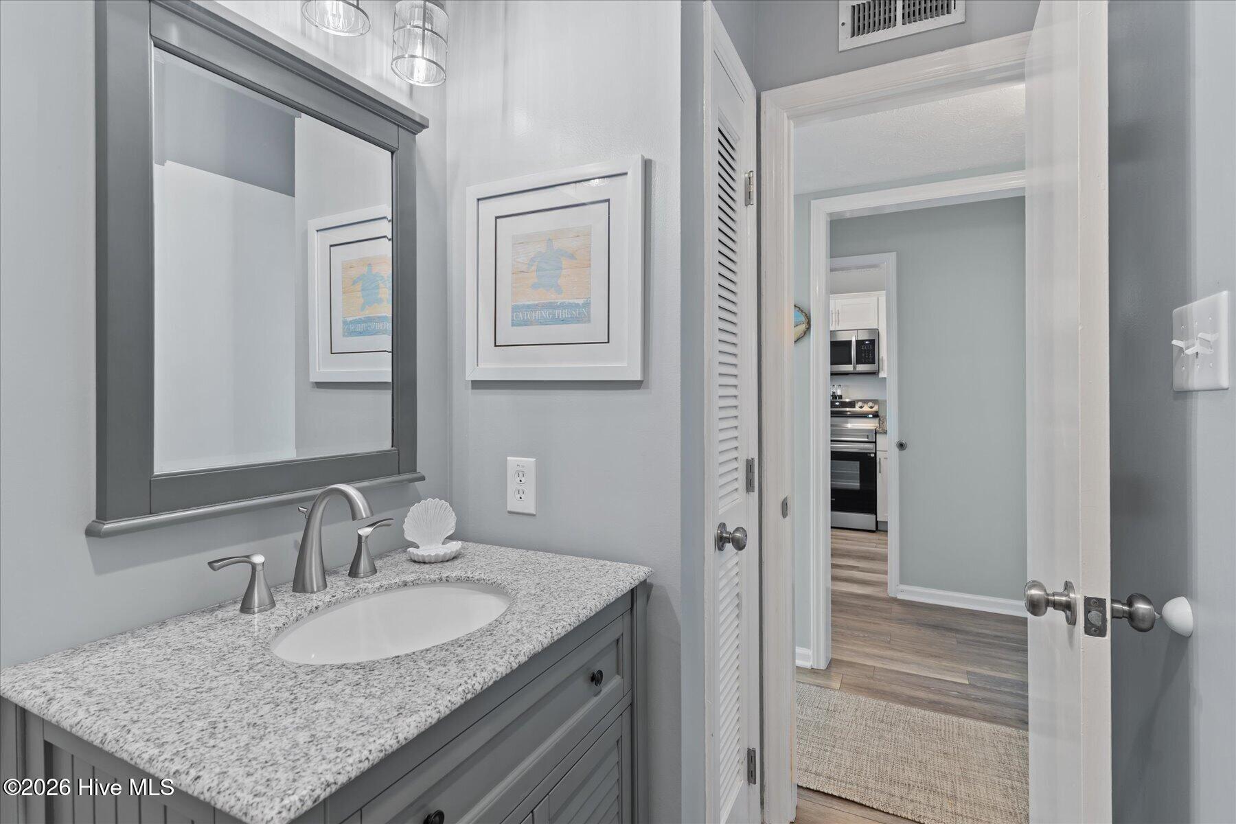 100564383 | Photo 43