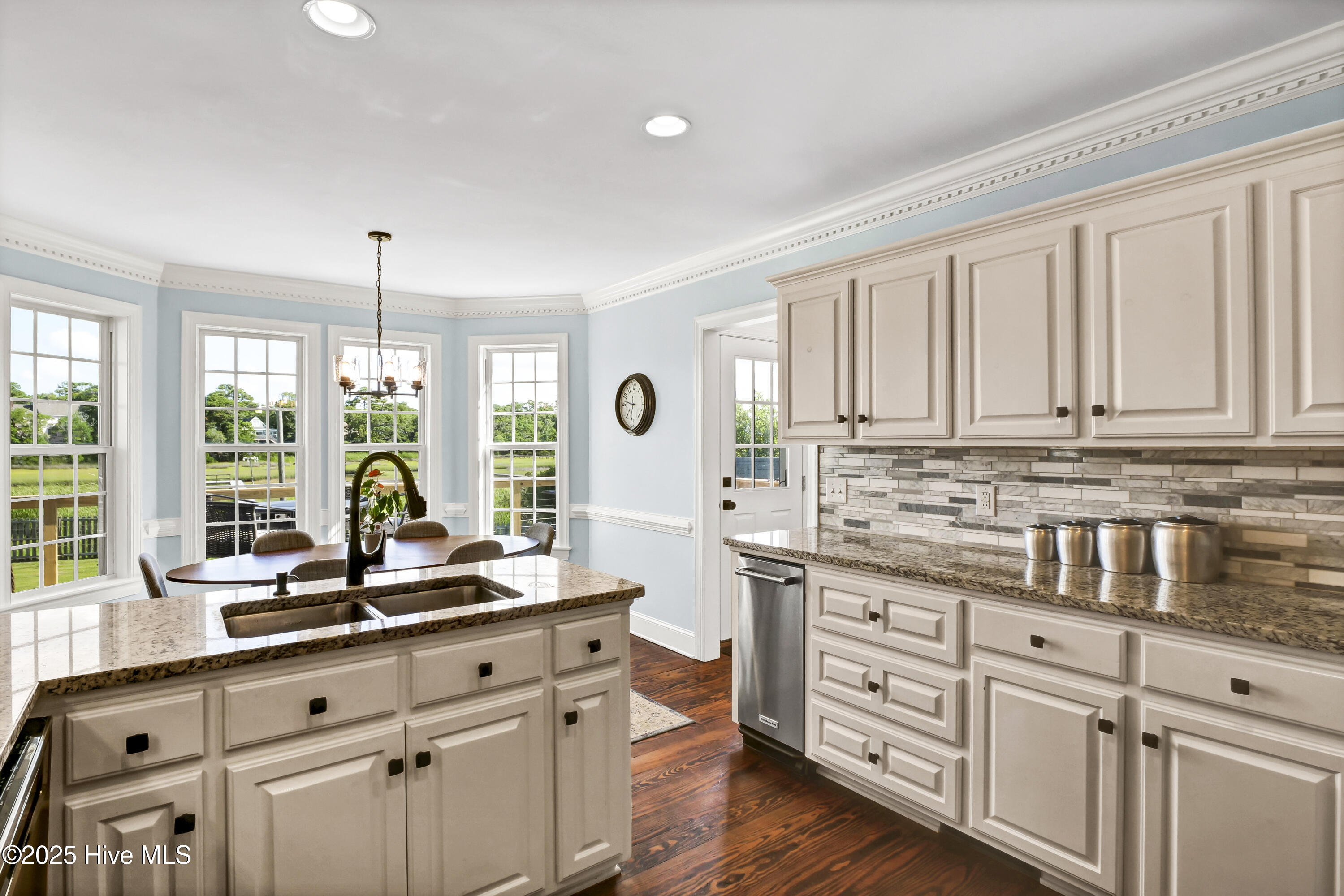 100489094 | Photo 61