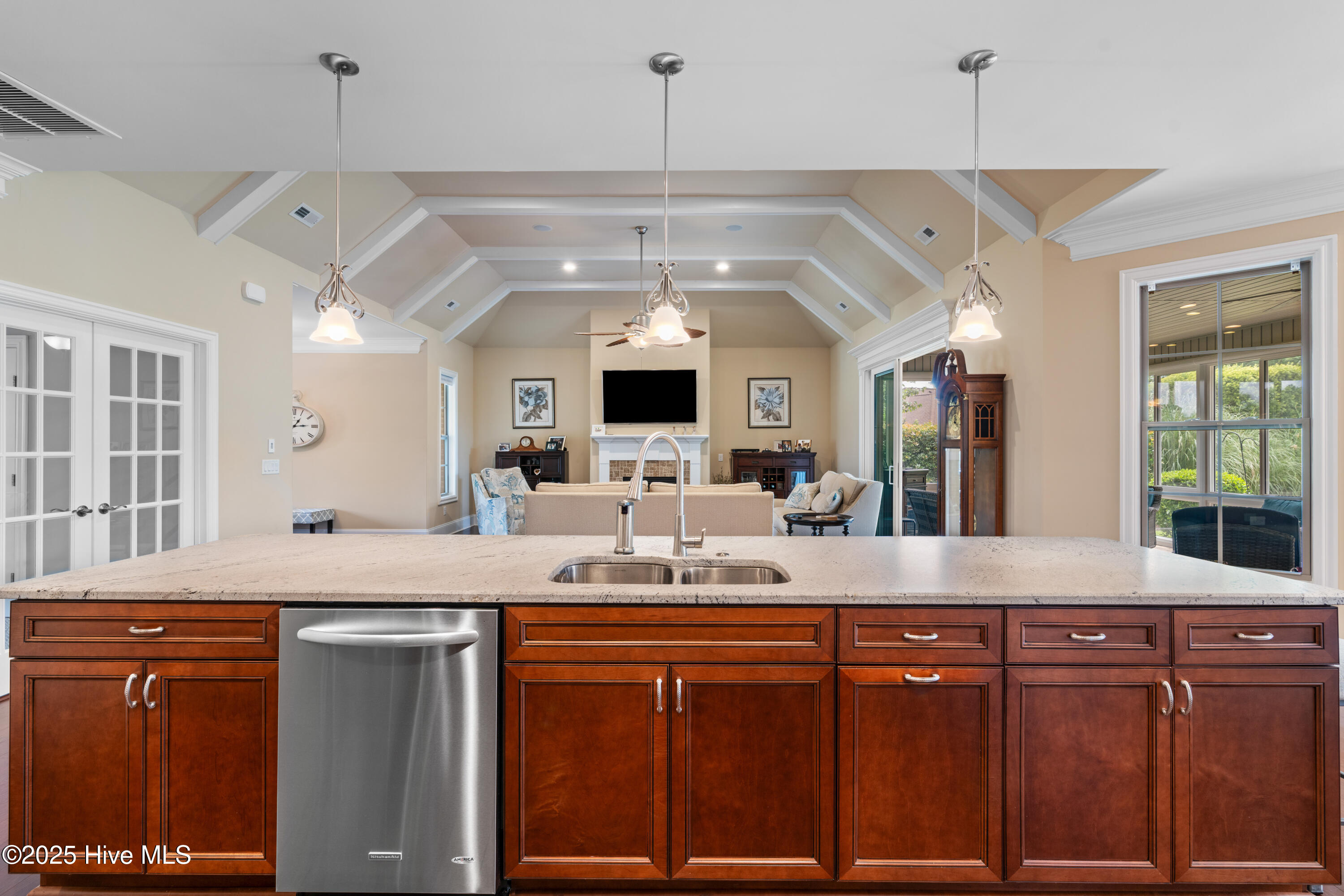 100525197 | Photo 33