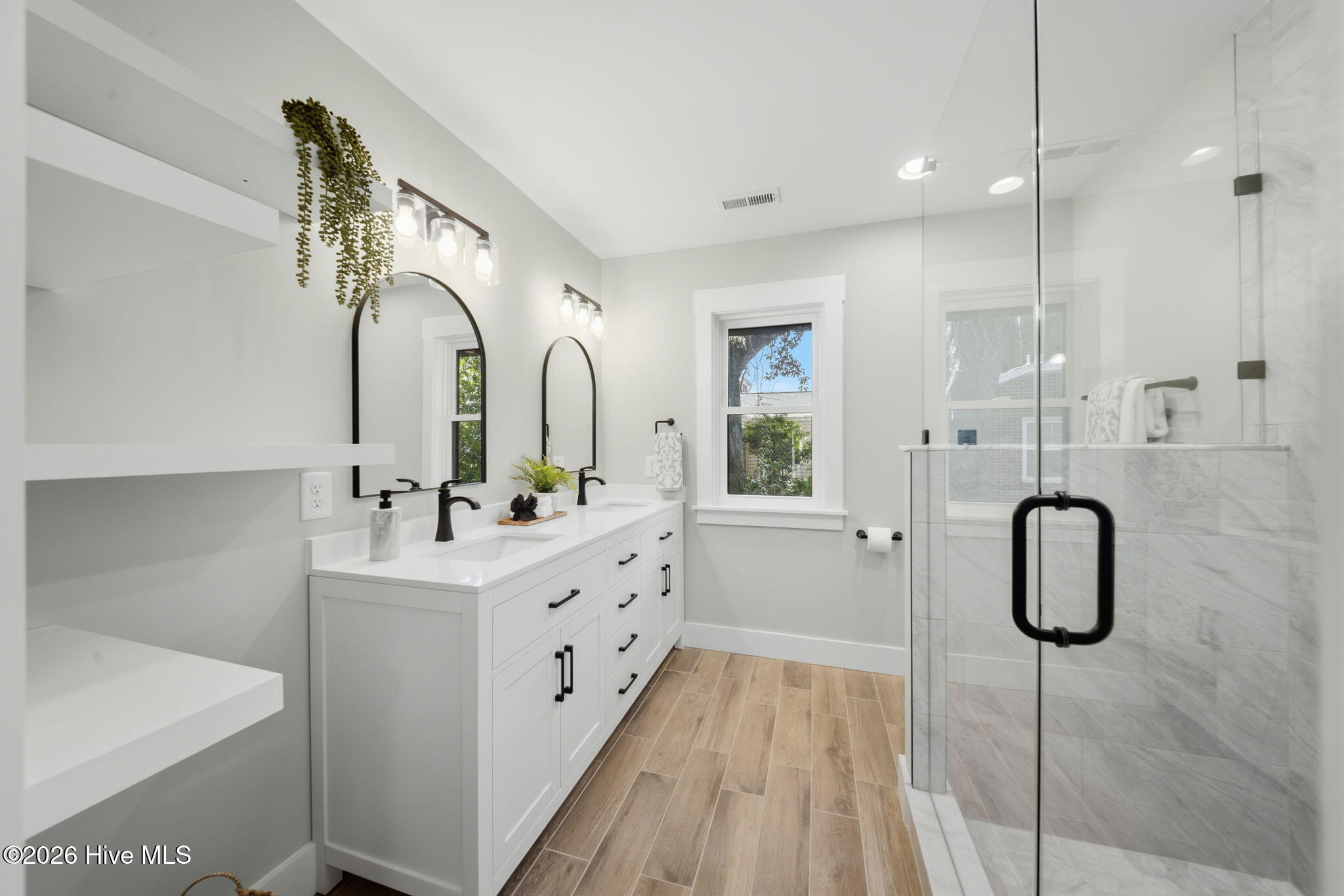 100569769 | Photo 40