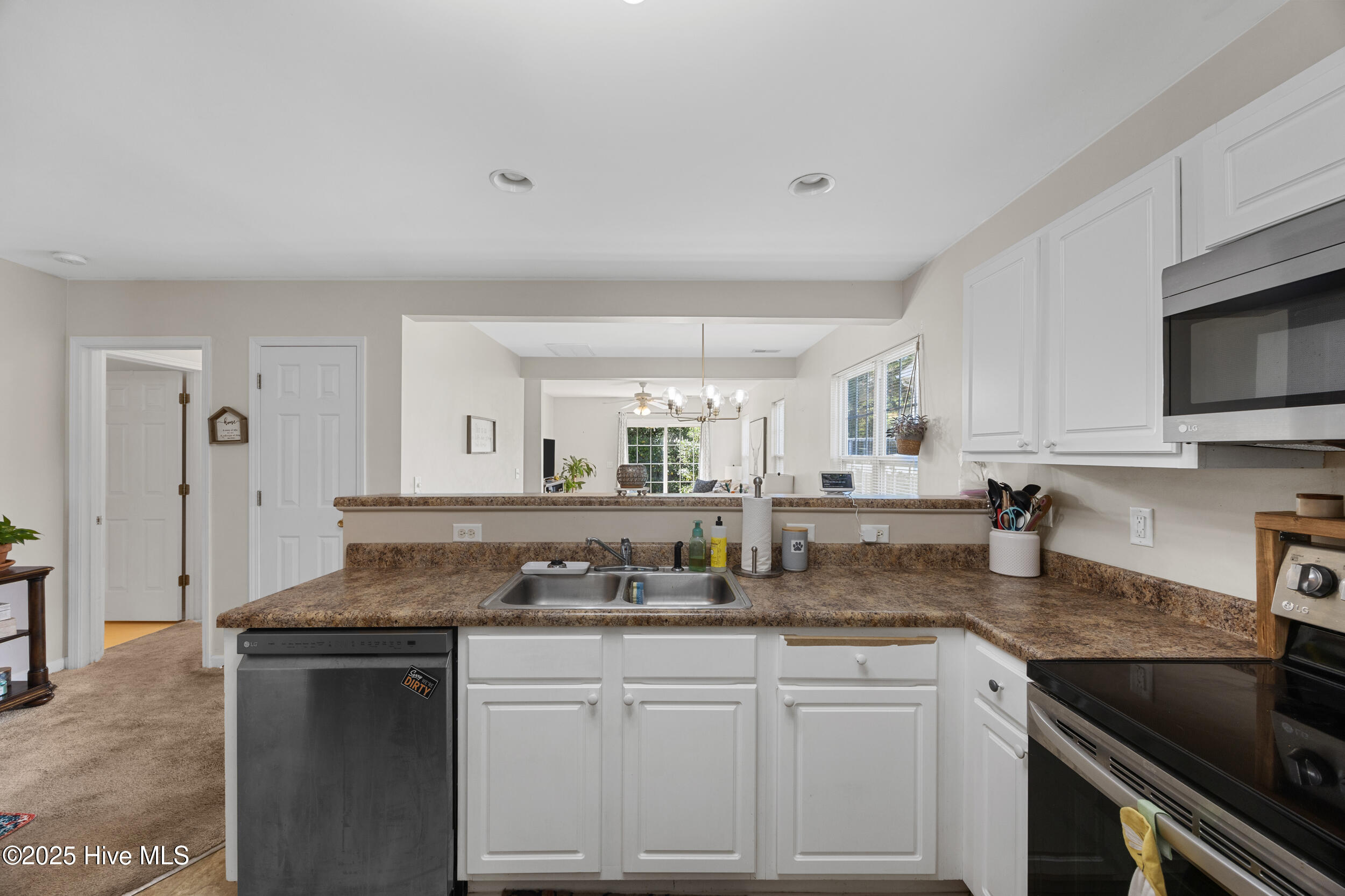 100532687 | Photo 12