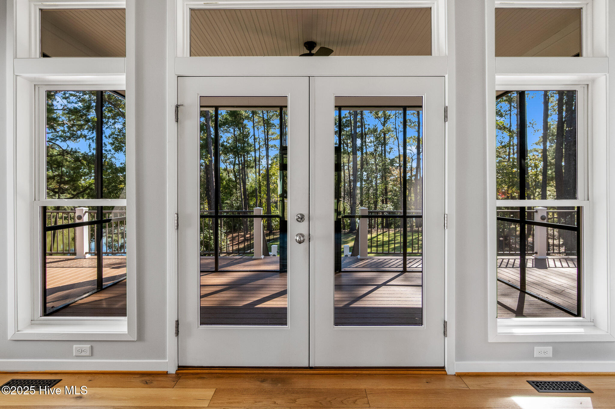 100540412 | Photo 54