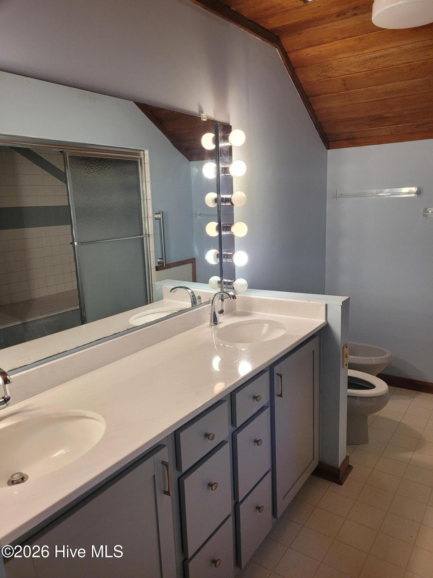 100549225 | Photo 19