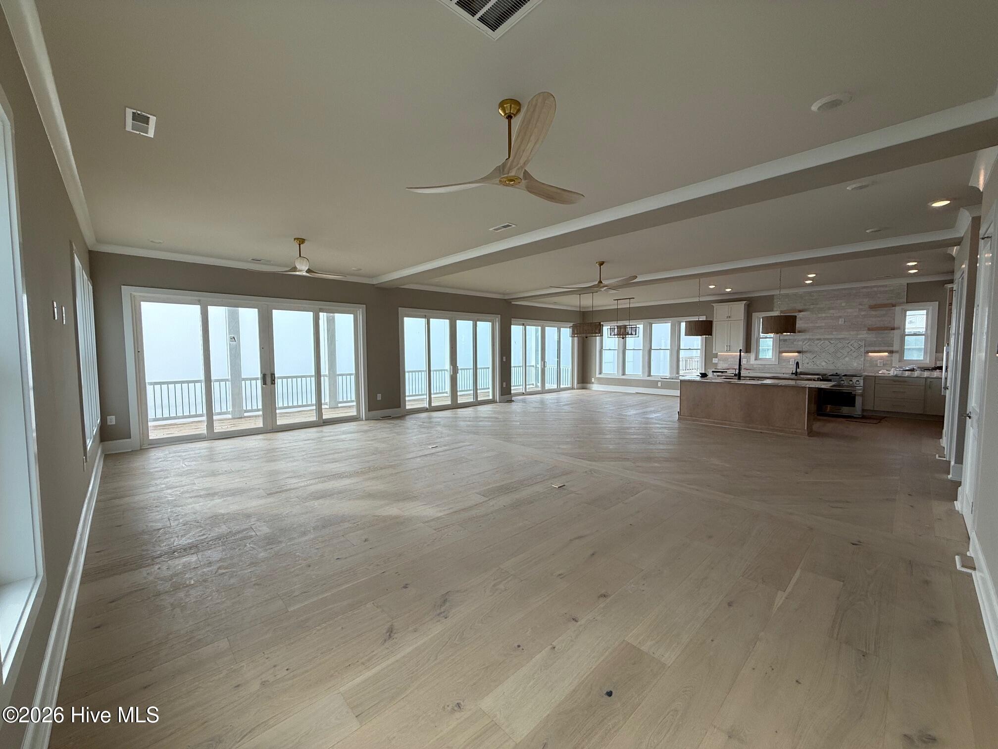 100554373 | Photo 10