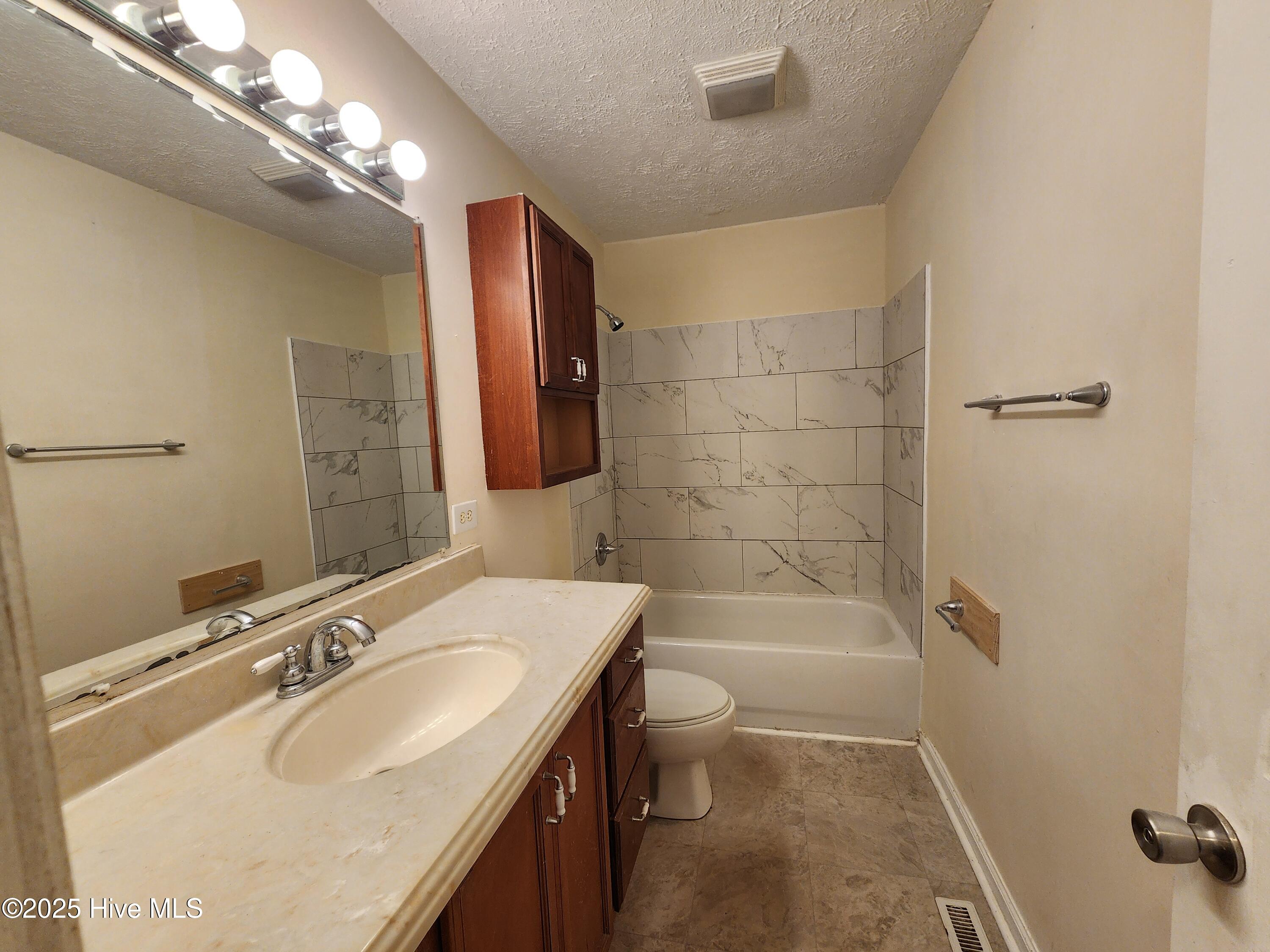 100531180 | Photo 16