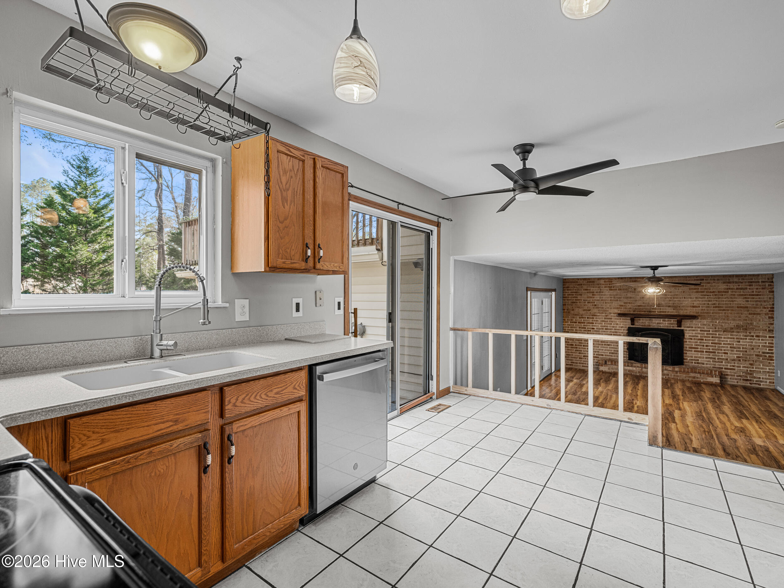 100561743 | Photo 17