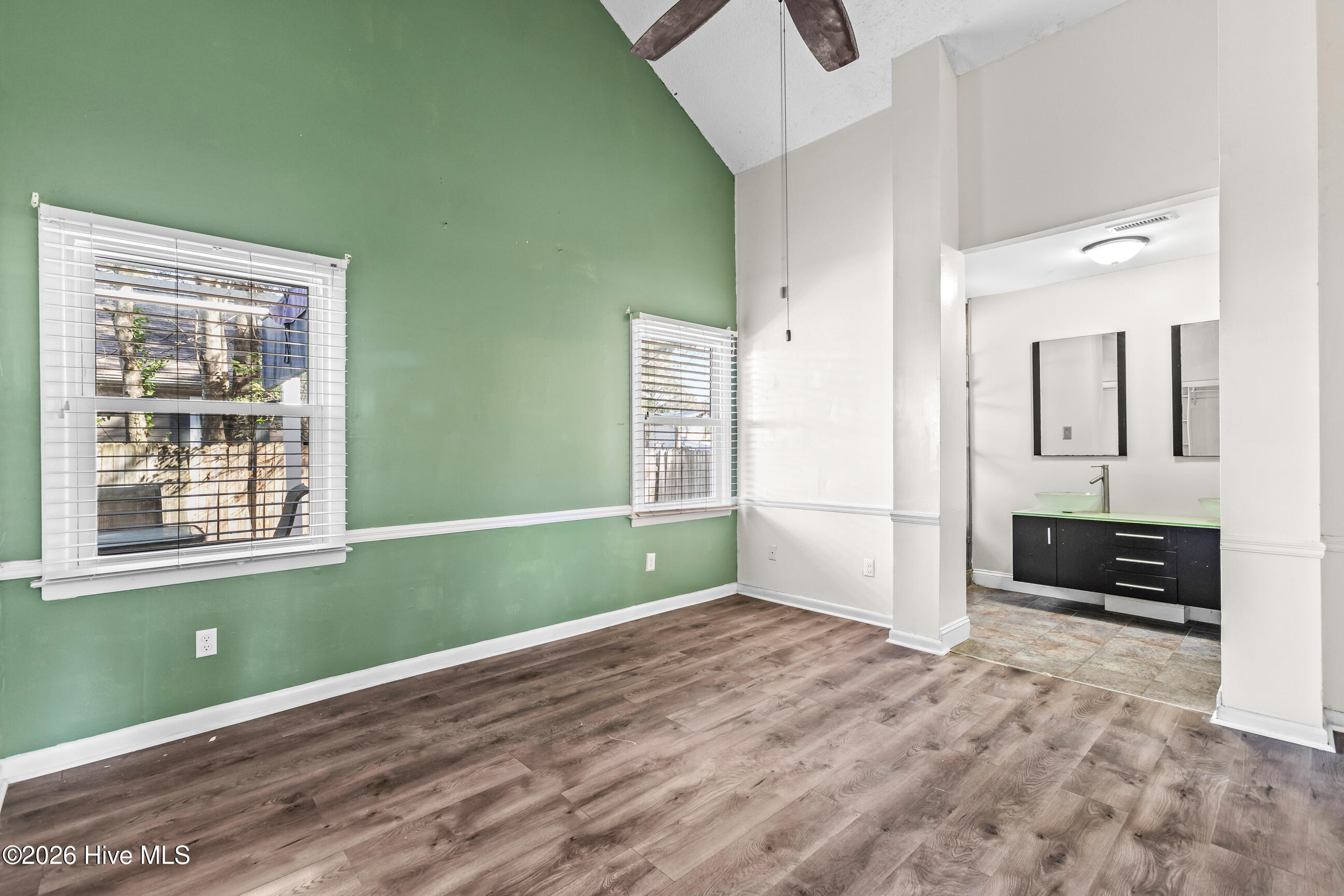 100550983 | Photo 18