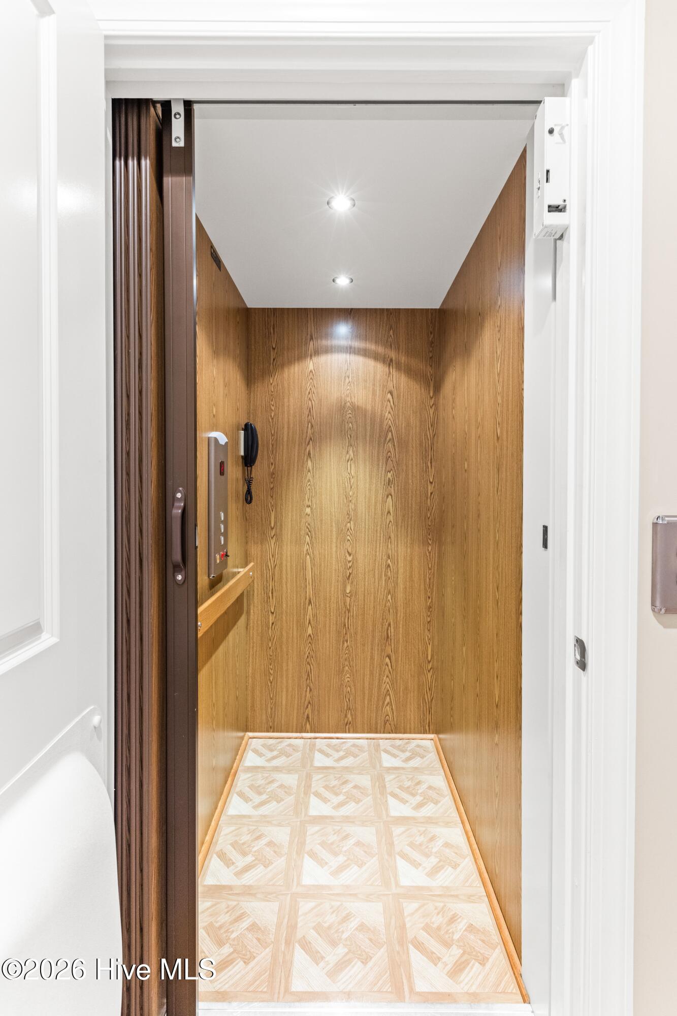 100560596 | Photo 25