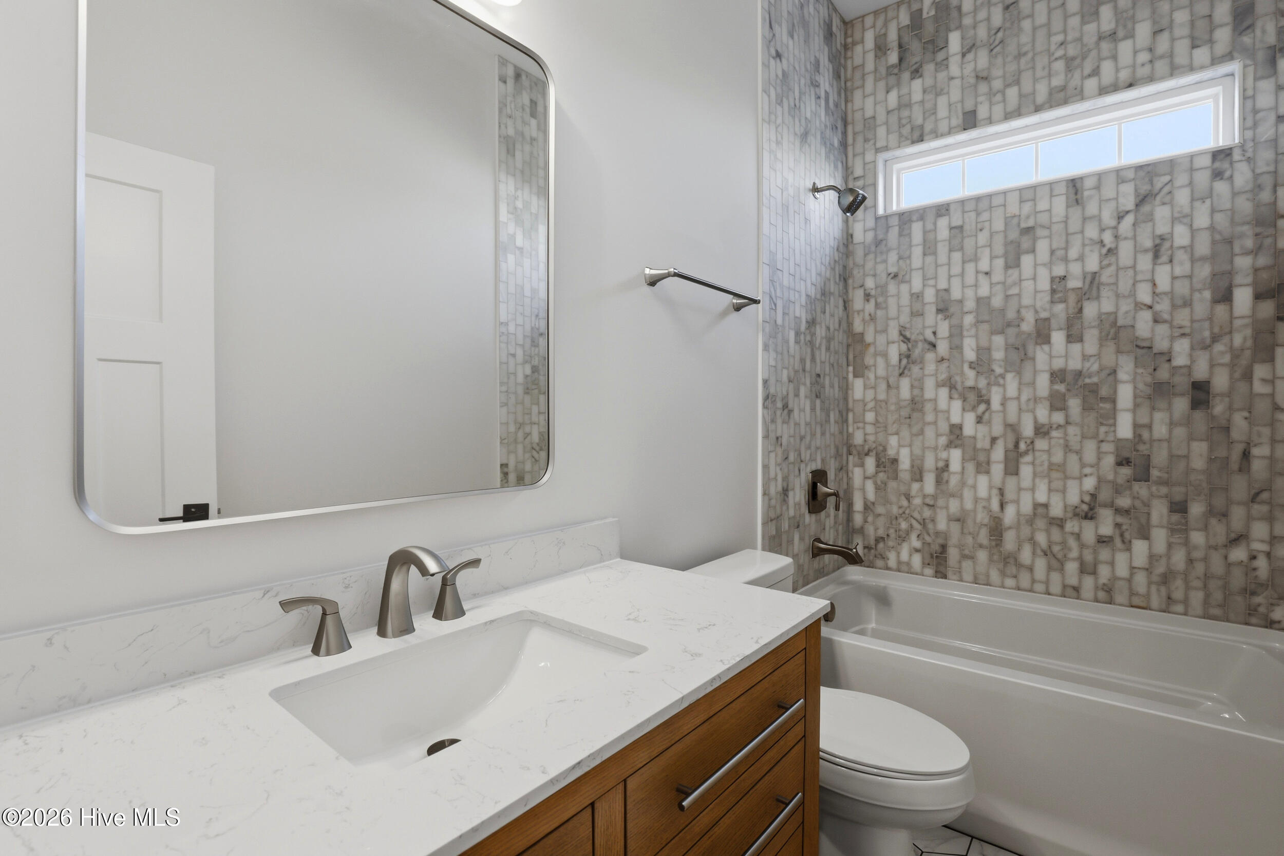 100562873 | Photo 24