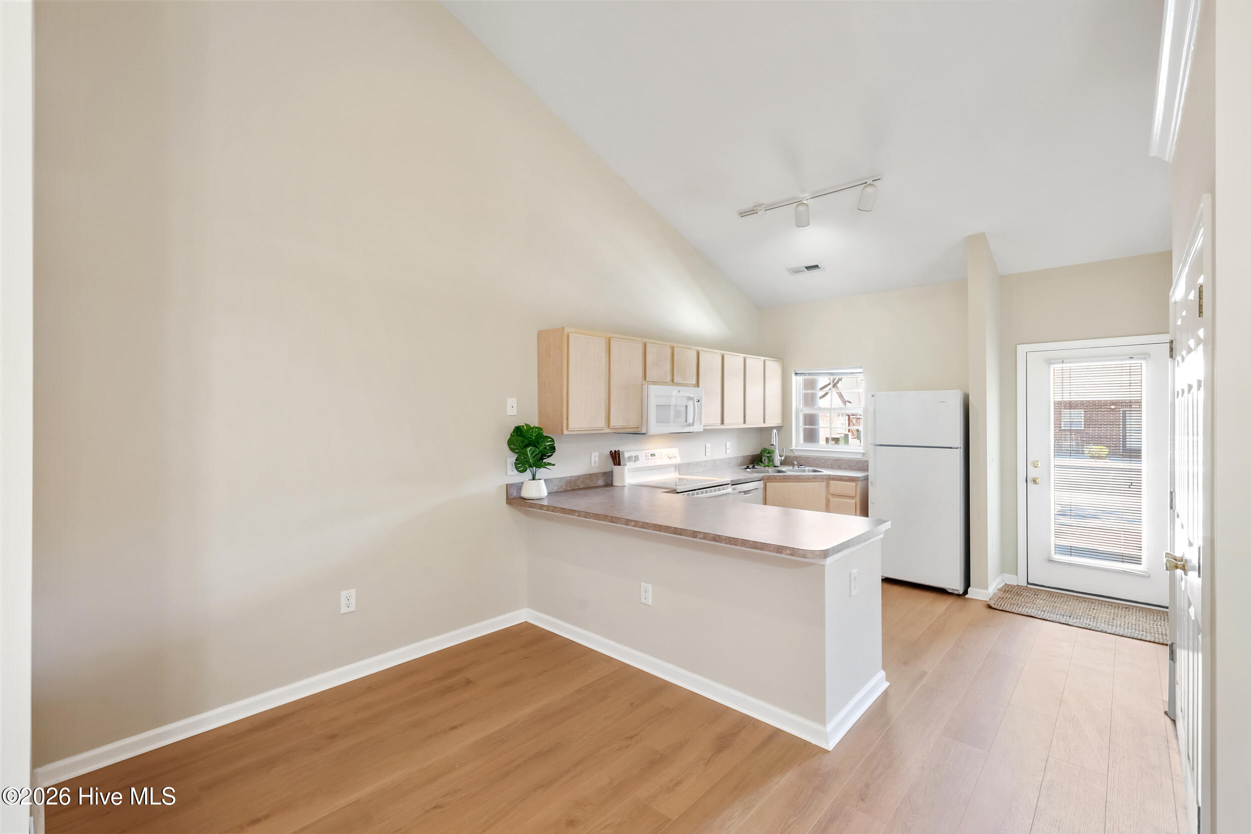 100569143 | Photo 10