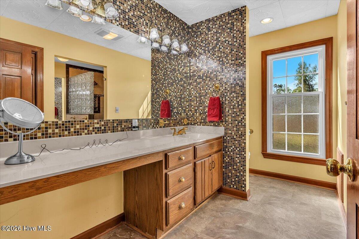 100565591 | Photo 48