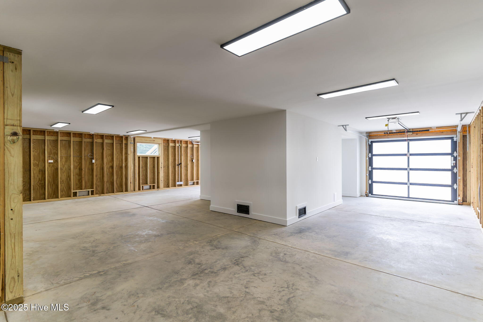 100548099 | Photo 62