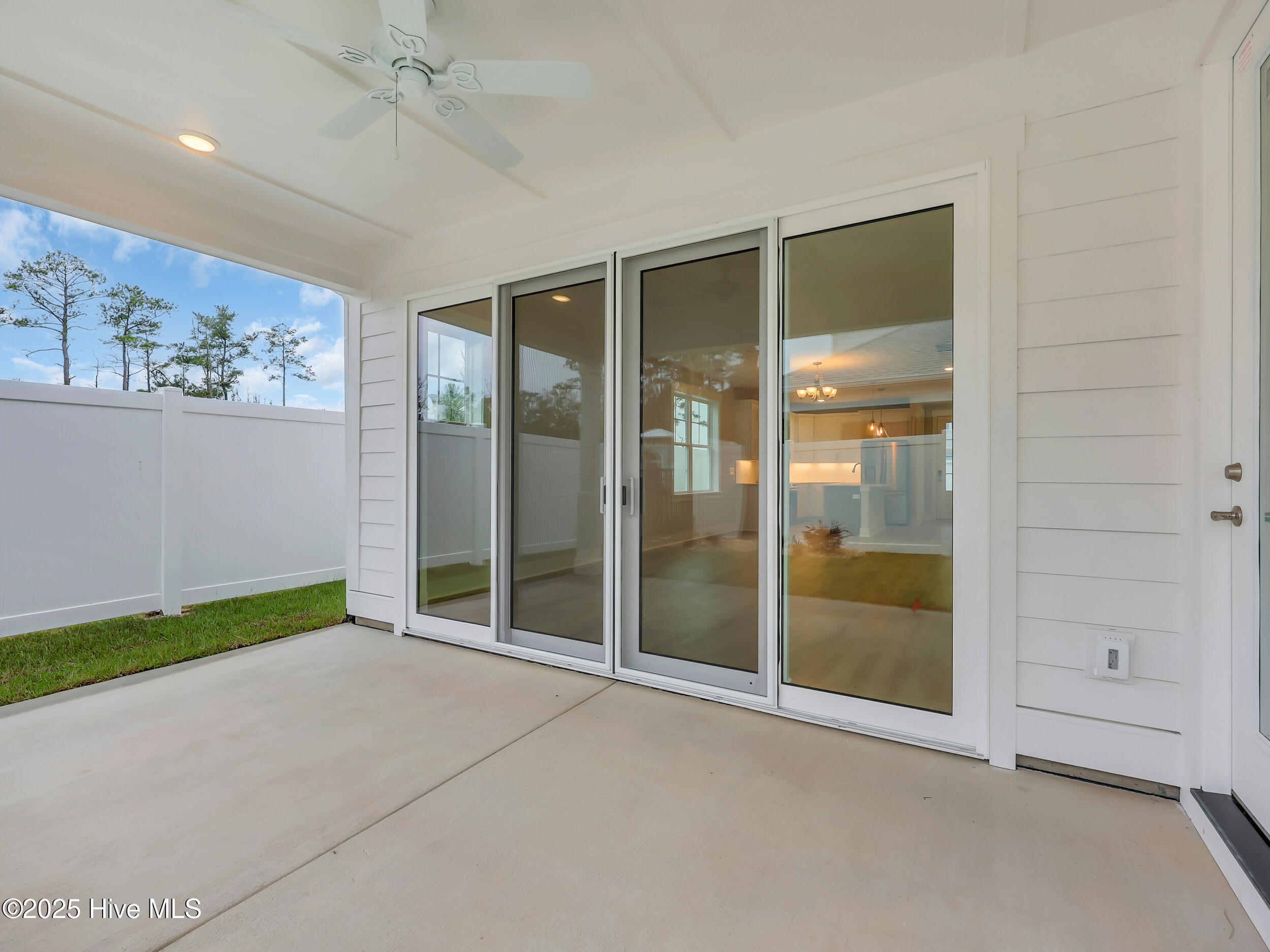 100533655 | Photo 35