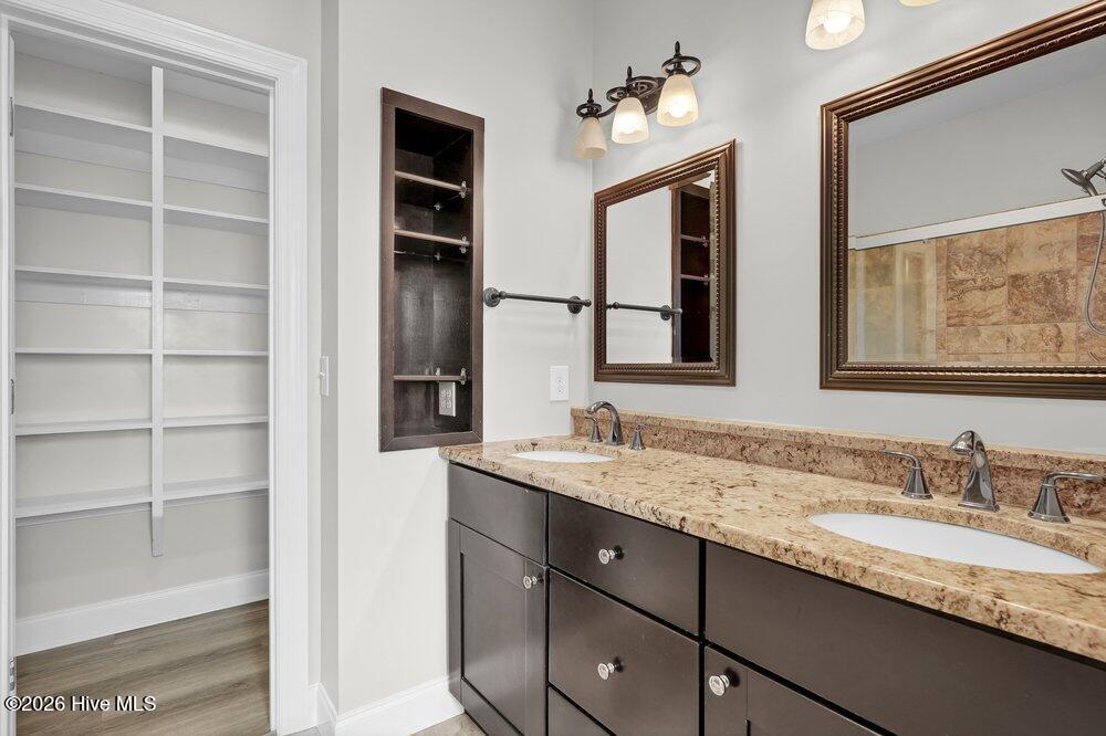 100567511 | Photo 30