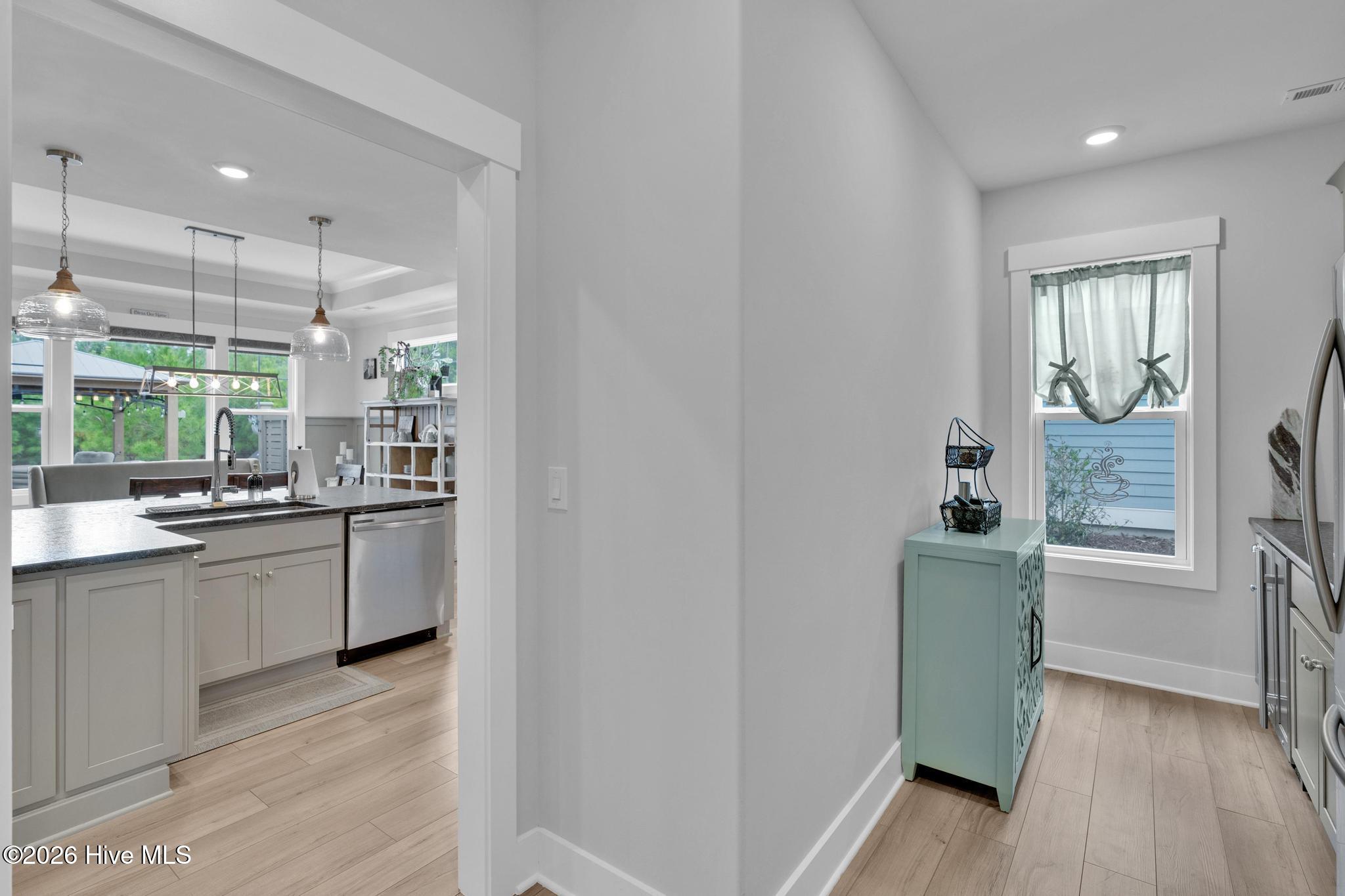 100561438 | Photo 30