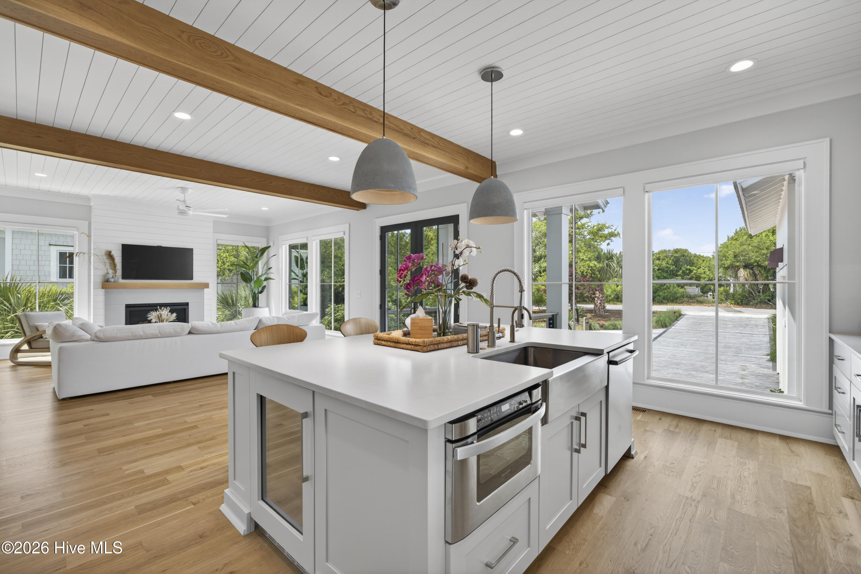 100566186 | Photo 17