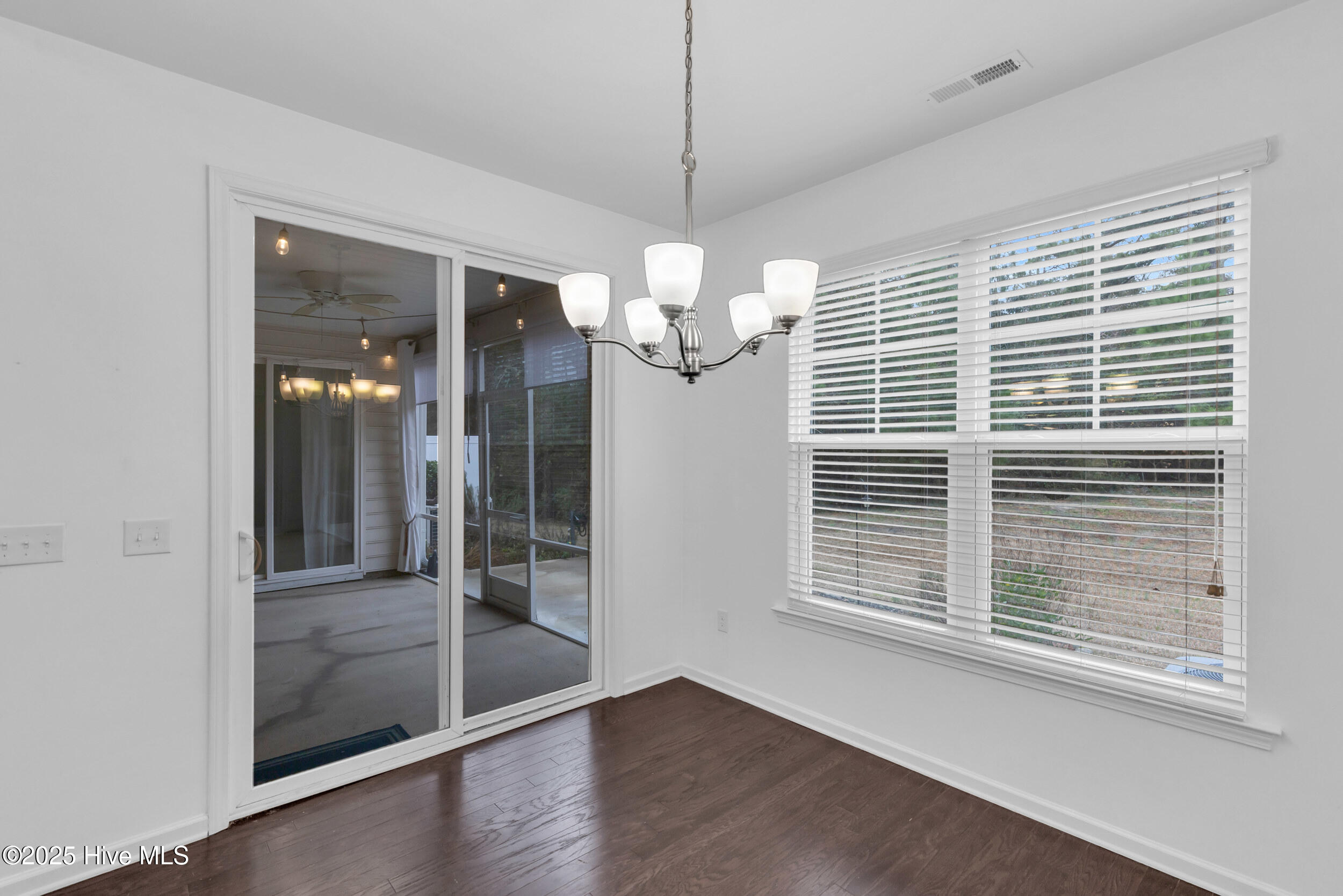 100546180 | Photo 11