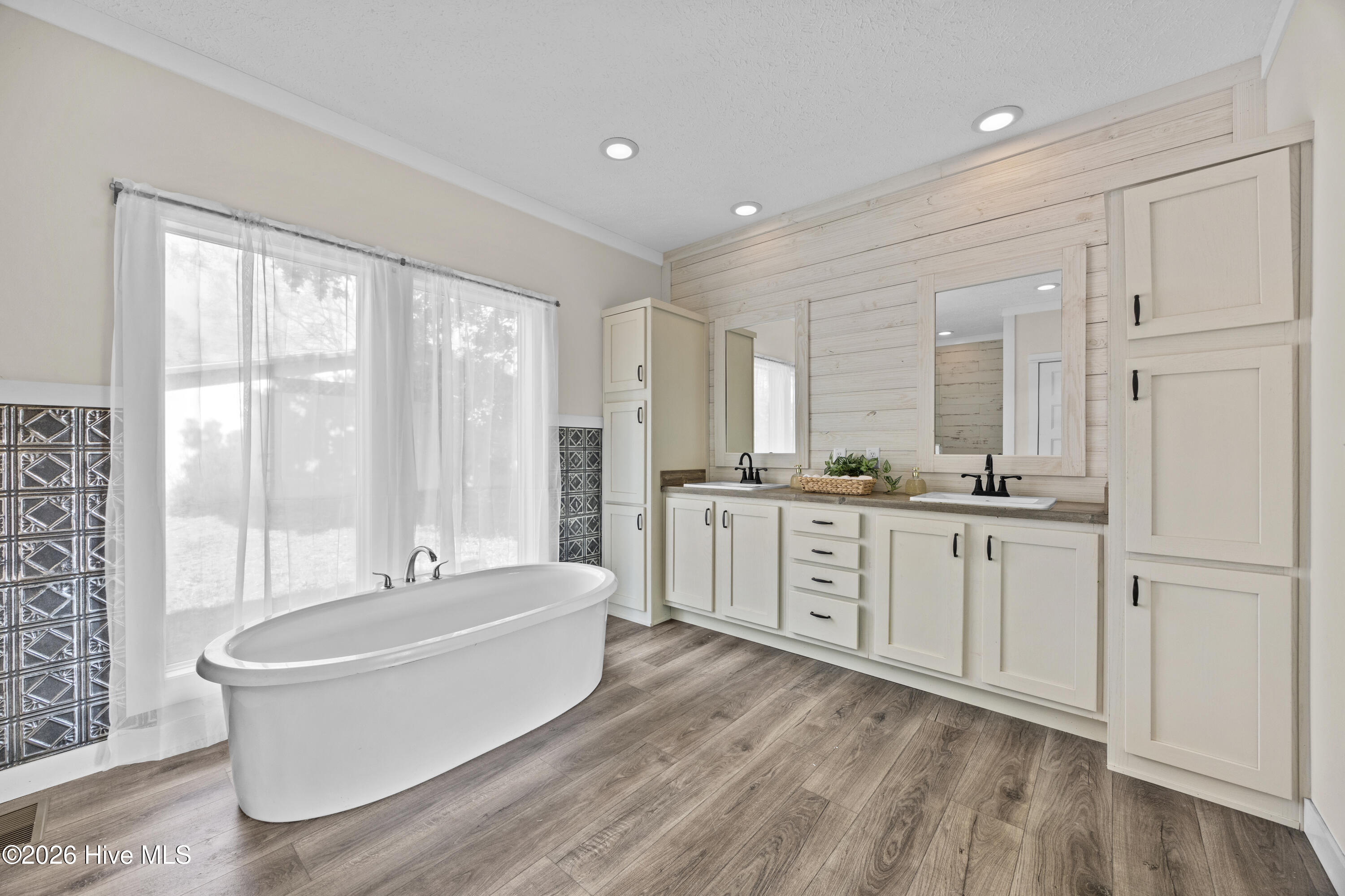 100559511 | Photo 38