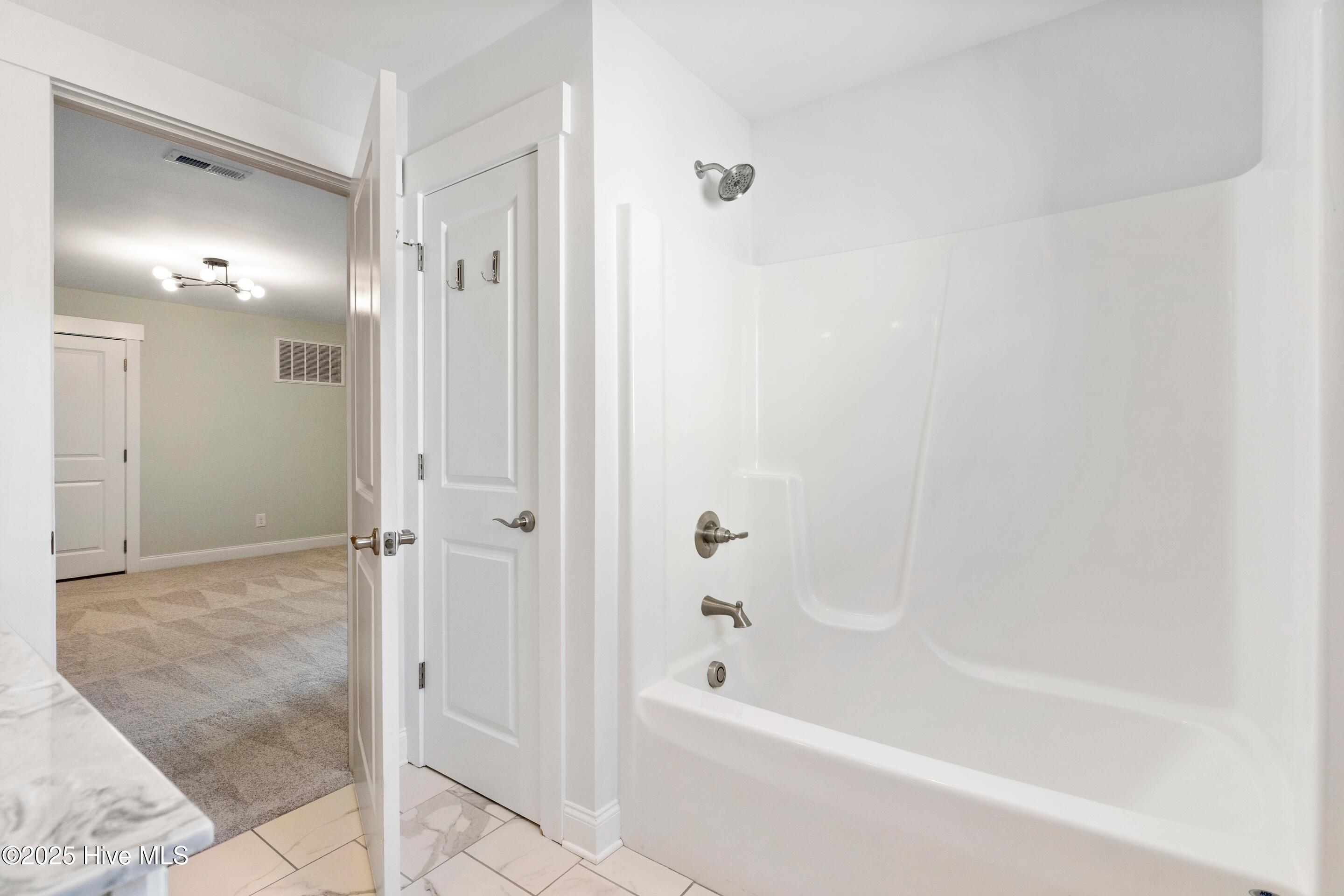 100527219 | Photo 38