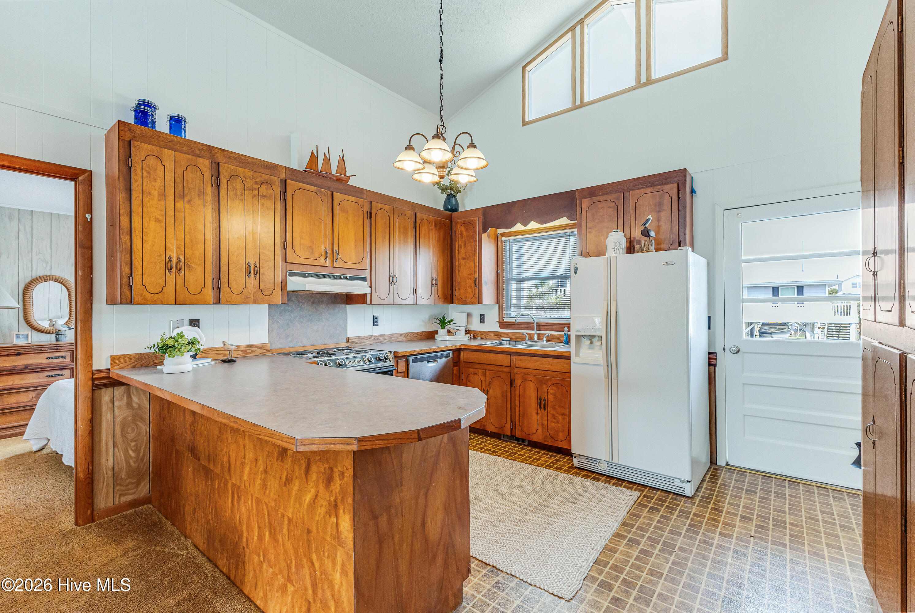 100562663 | Photo 11