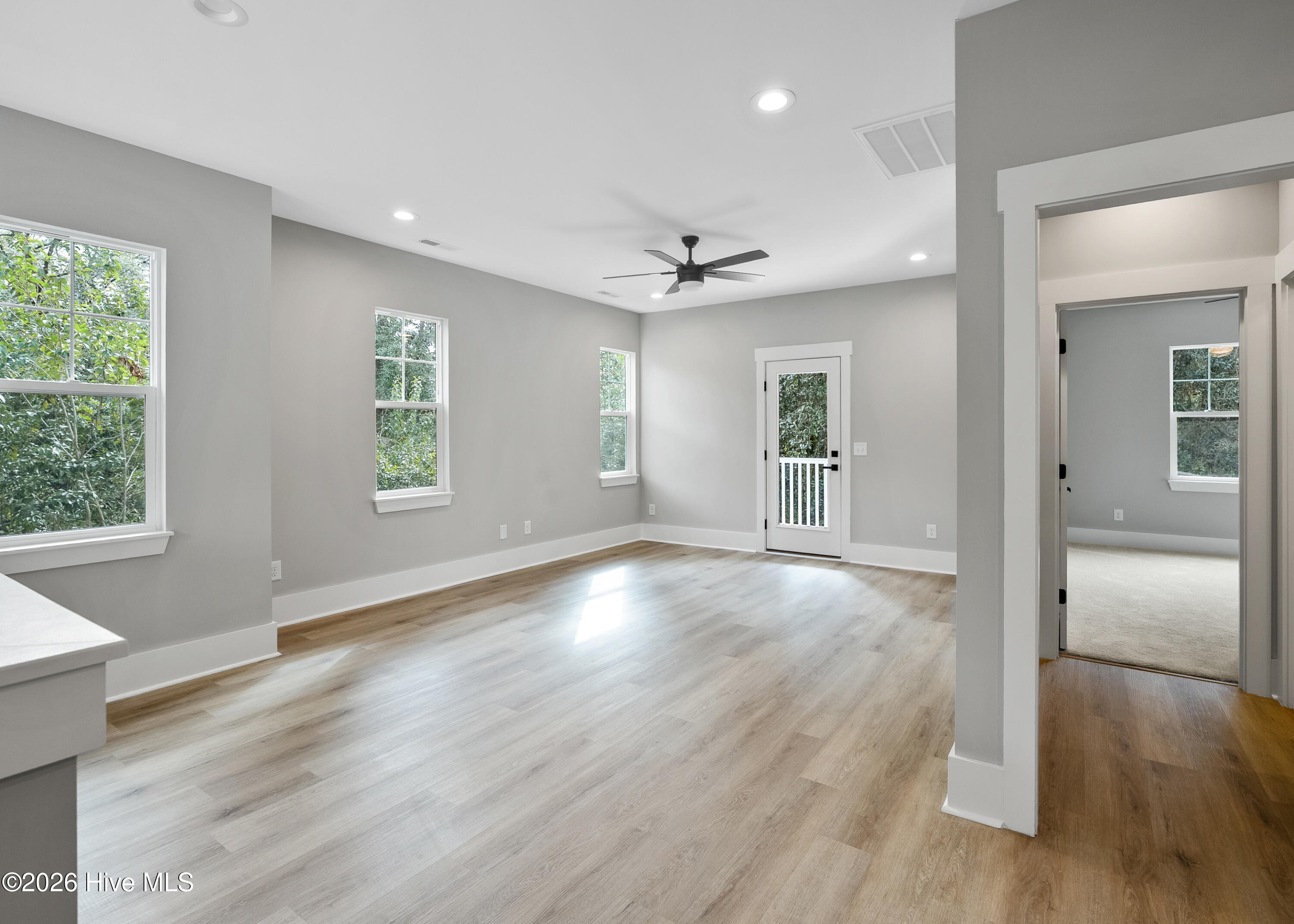 100557015 | Photo 22