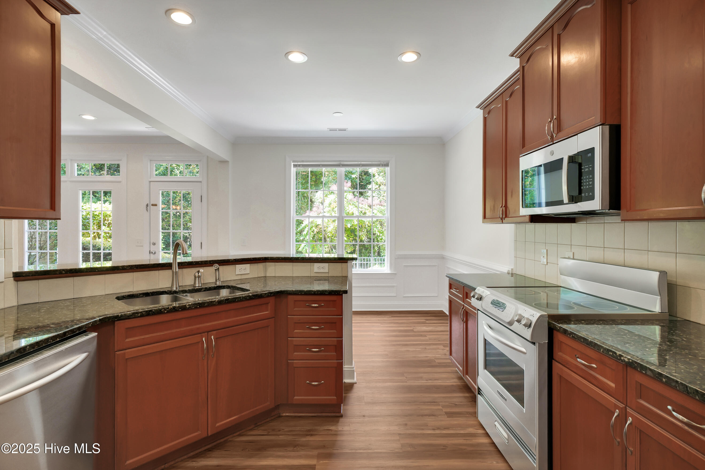 100531017 | Photo 14