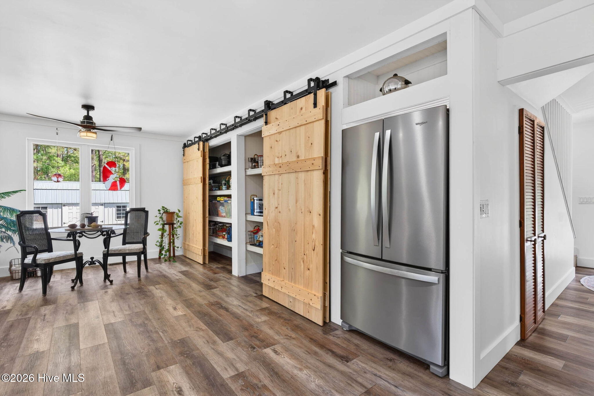 100568923 | Photo 24