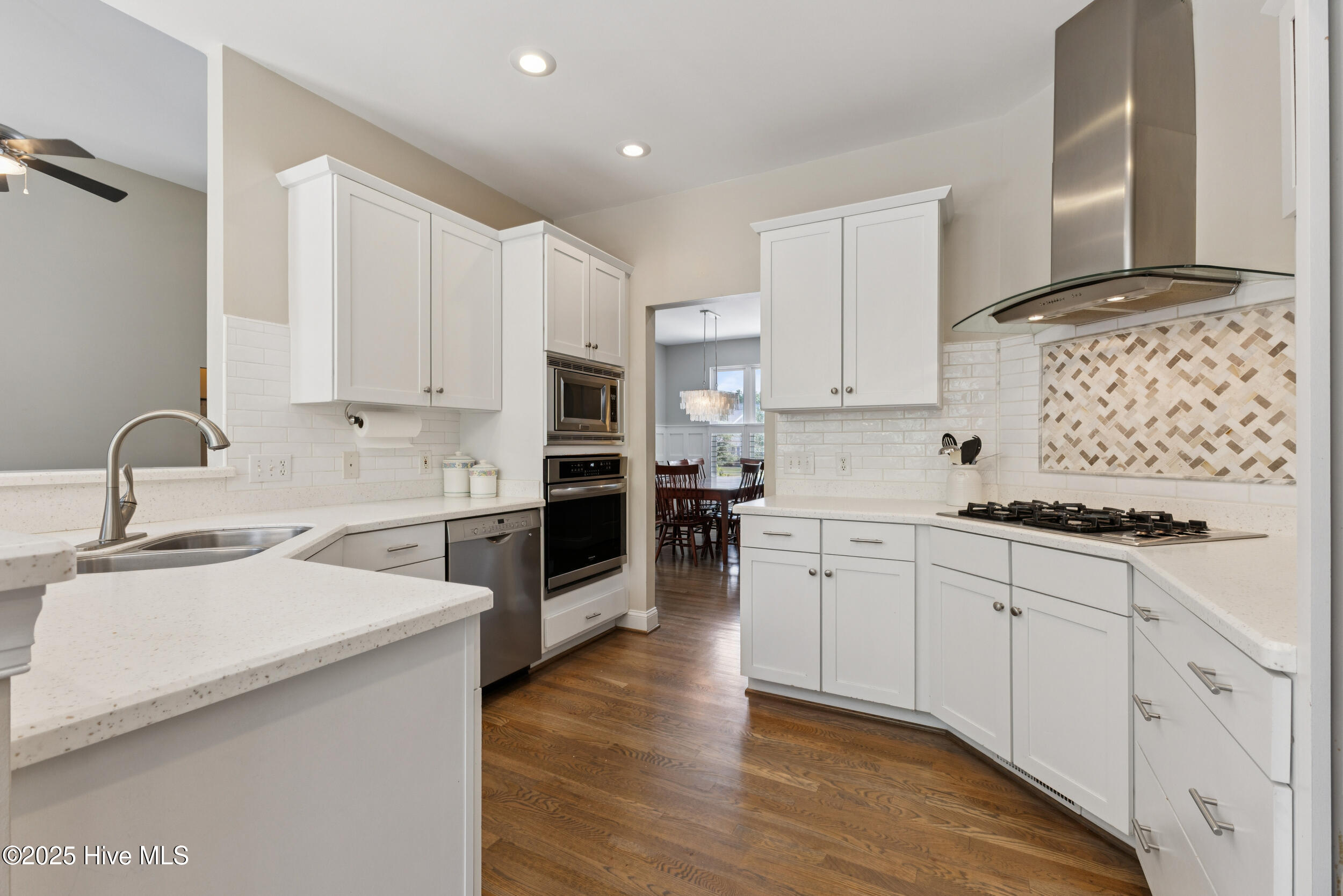 107 N Stargazer Court, Hampstead, NC 28443 – photo 8: Kitchen with Gas Stove