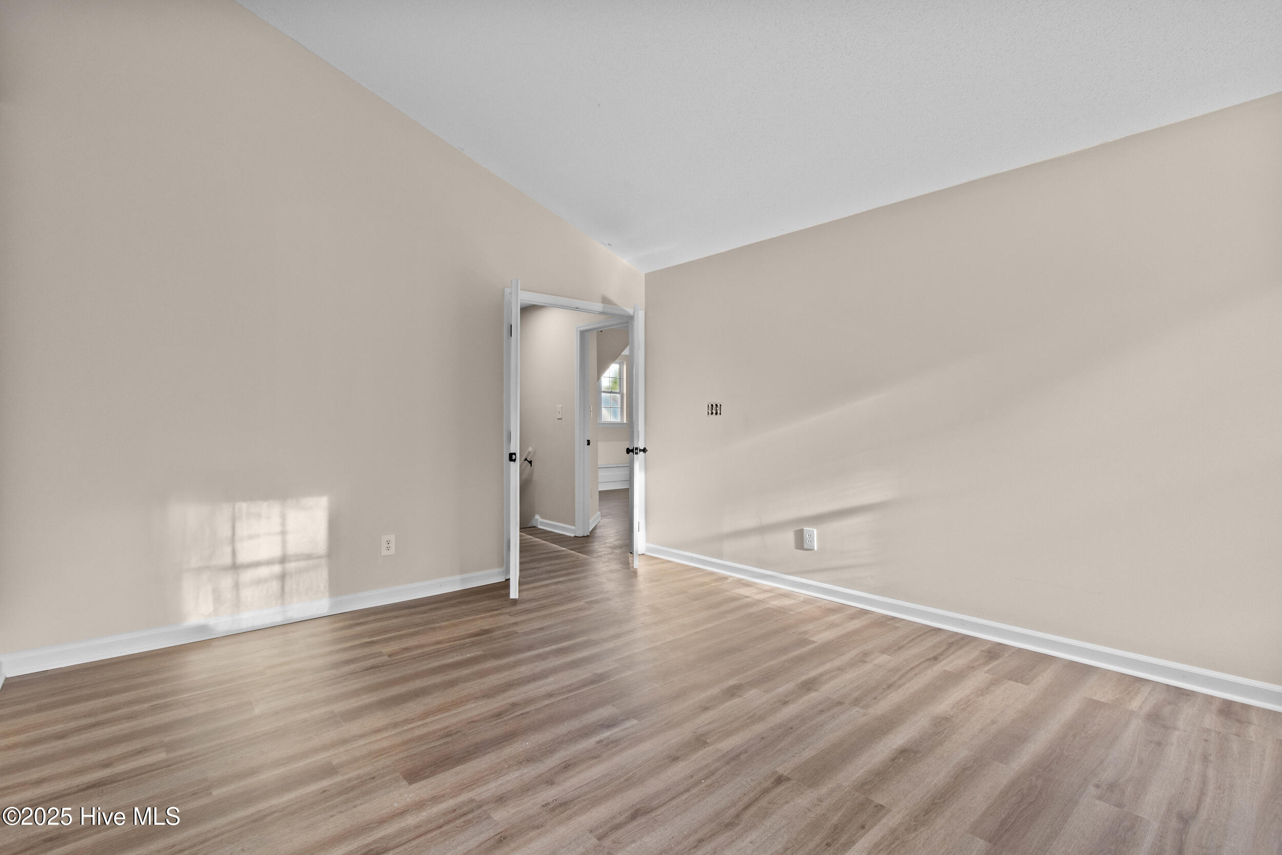 100561425 | Photo 25