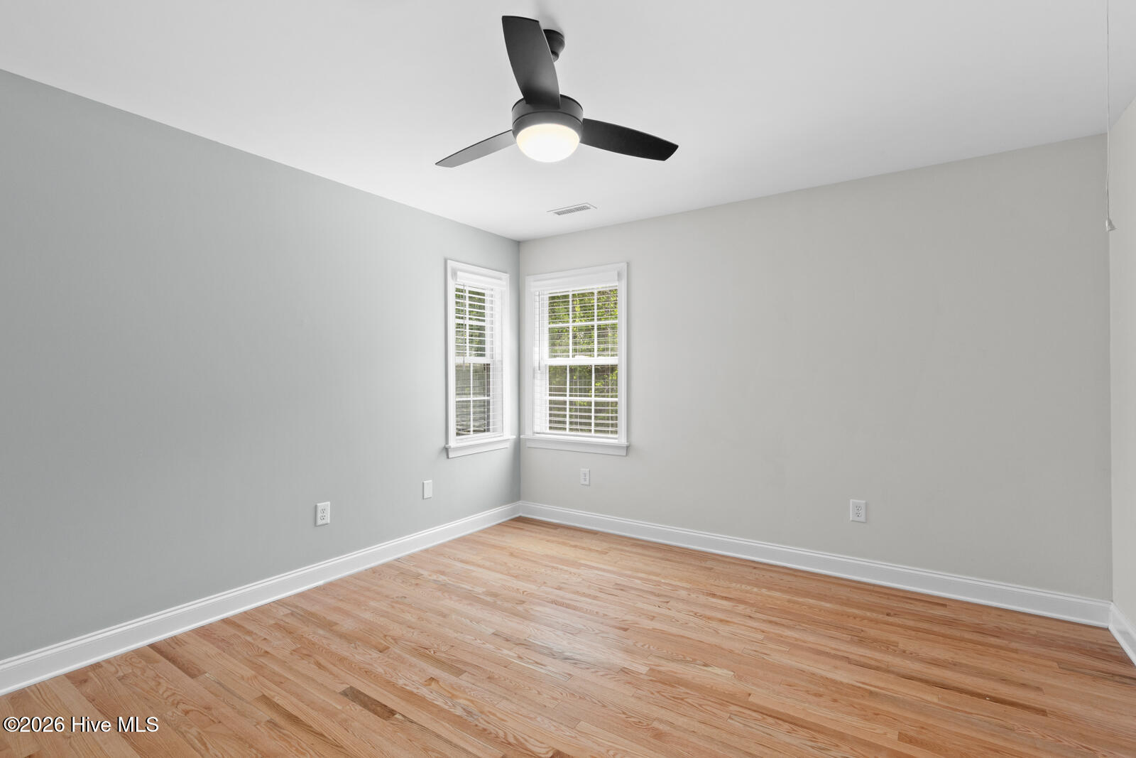 100569189 | Photo 37