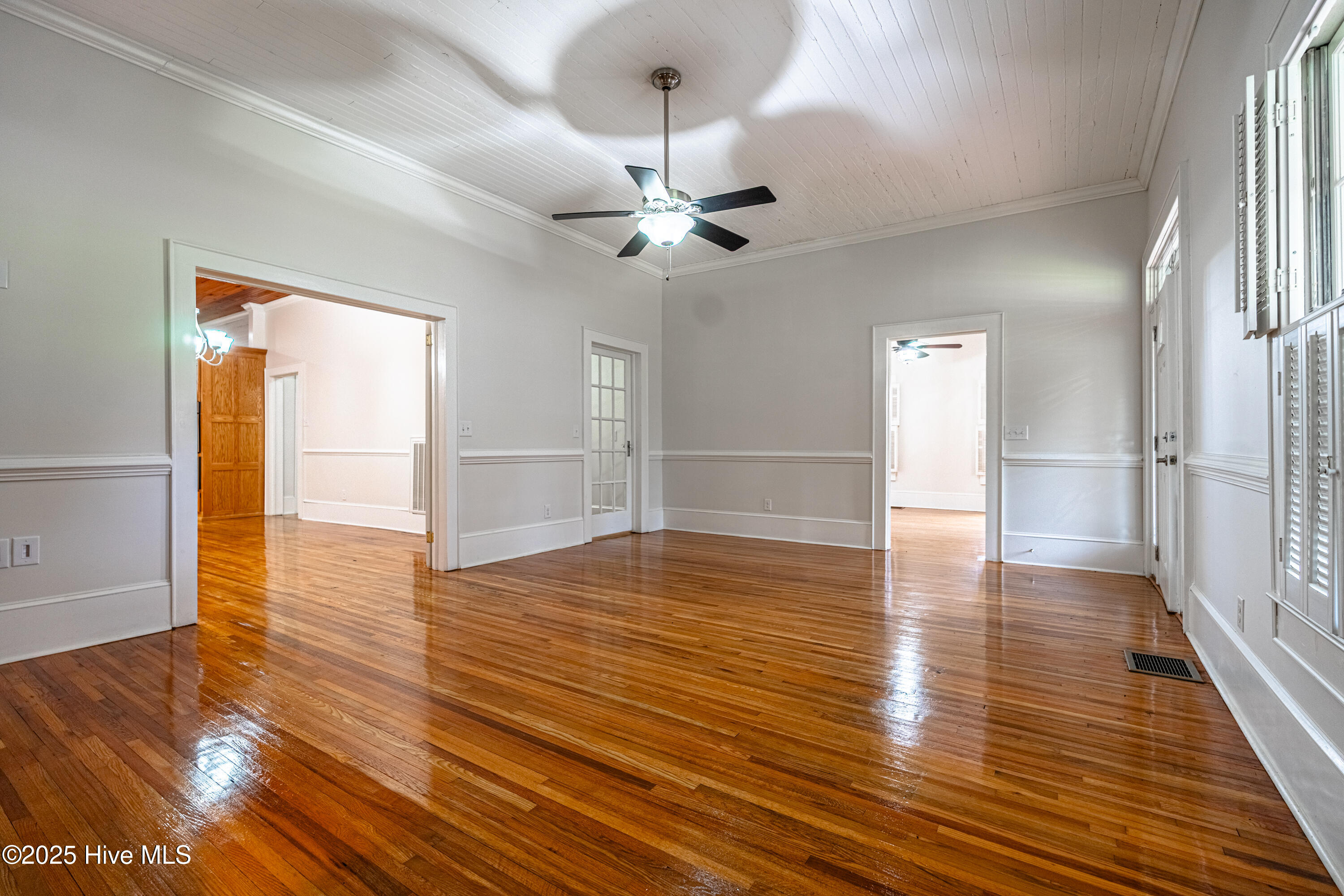 100543227 | Photo 21